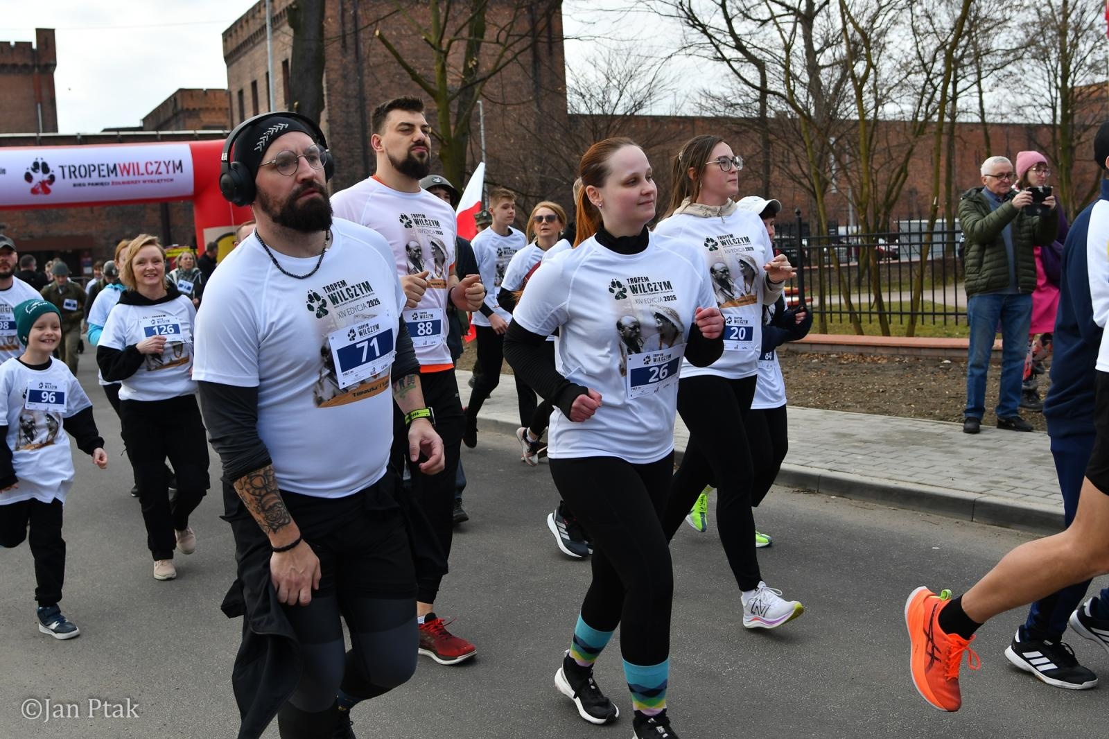 Zdjęcie w galerii na portalu naszraciborz.pl: Blisko 100 uczestników na starcie XIV Biegu Tropem Wilczym w Raciborzu wiadomości z regionu