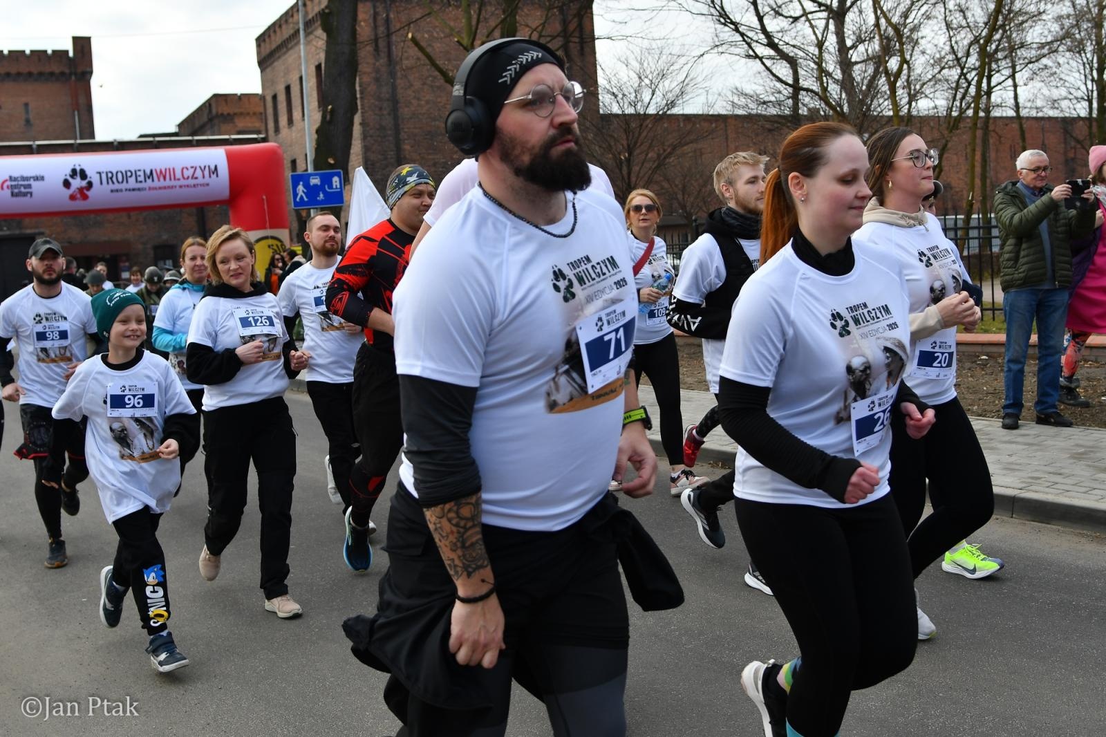 Zdjęcie w galerii na portalu naszraciborz.pl: Blisko 100 uczestników na starcie XIV Biegu Tropem Wilczym w Raciborzu wiadomości z regionu