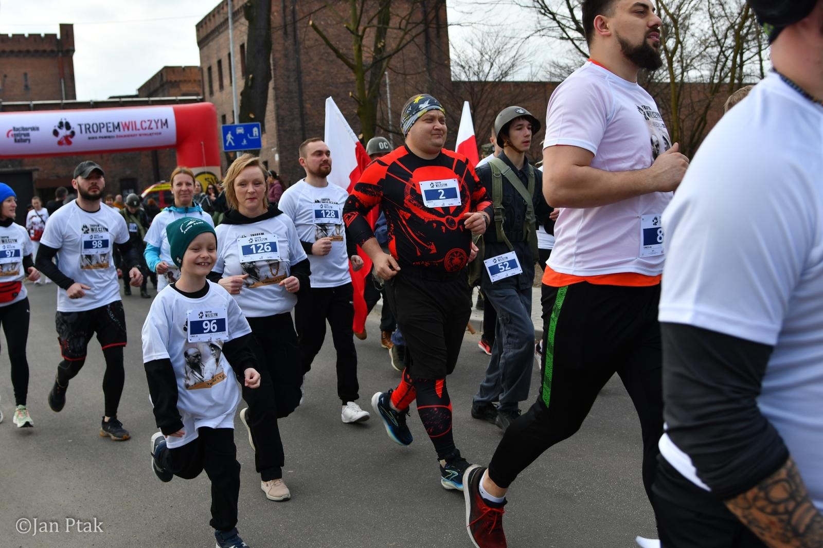 Zdjęcie w galerii na portalu naszraciborz.pl: Blisko 100 uczestników na starcie XIV Biegu Tropem Wilczym w Raciborzu wiadomości z regionu