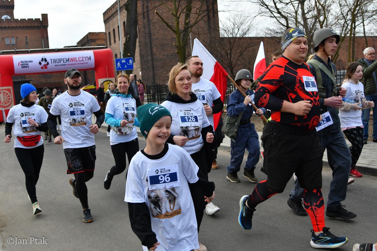 Zdjęcie w galerii na portalu naszraciborz.pl: Blisko 100 uczestników na starcie XIV Biegu Tropem Wilczym w Raciborzu wiadomości z regionu