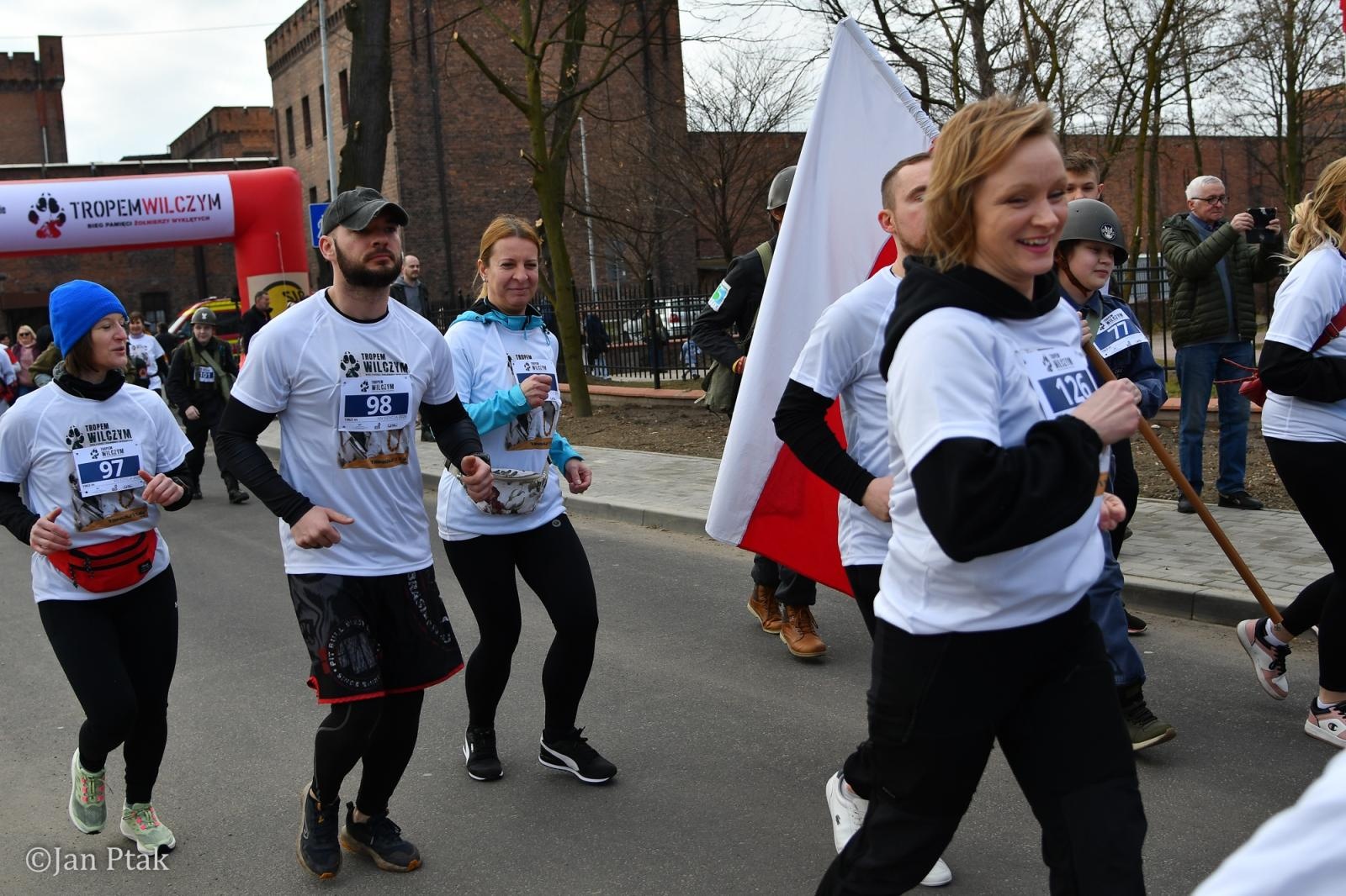 Zdjęcie w galerii na portalu naszraciborz.pl: Blisko 100 uczestników na starcie XIV Biegu Tropem Wilczym w Raciborzu wiadomości z regionu