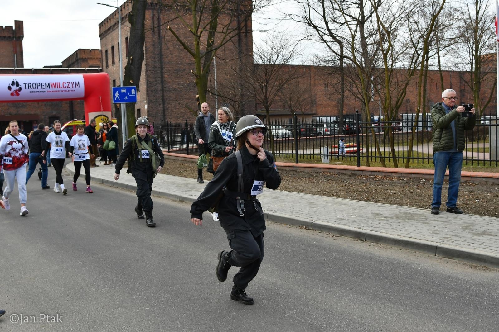 Zdjęcie w galerii na portalu naszraciborz.pl: Blisko 100 uczestników na starcie XIV Biegu Tropem Wilczym w Raciborzu wiadomości z regionu