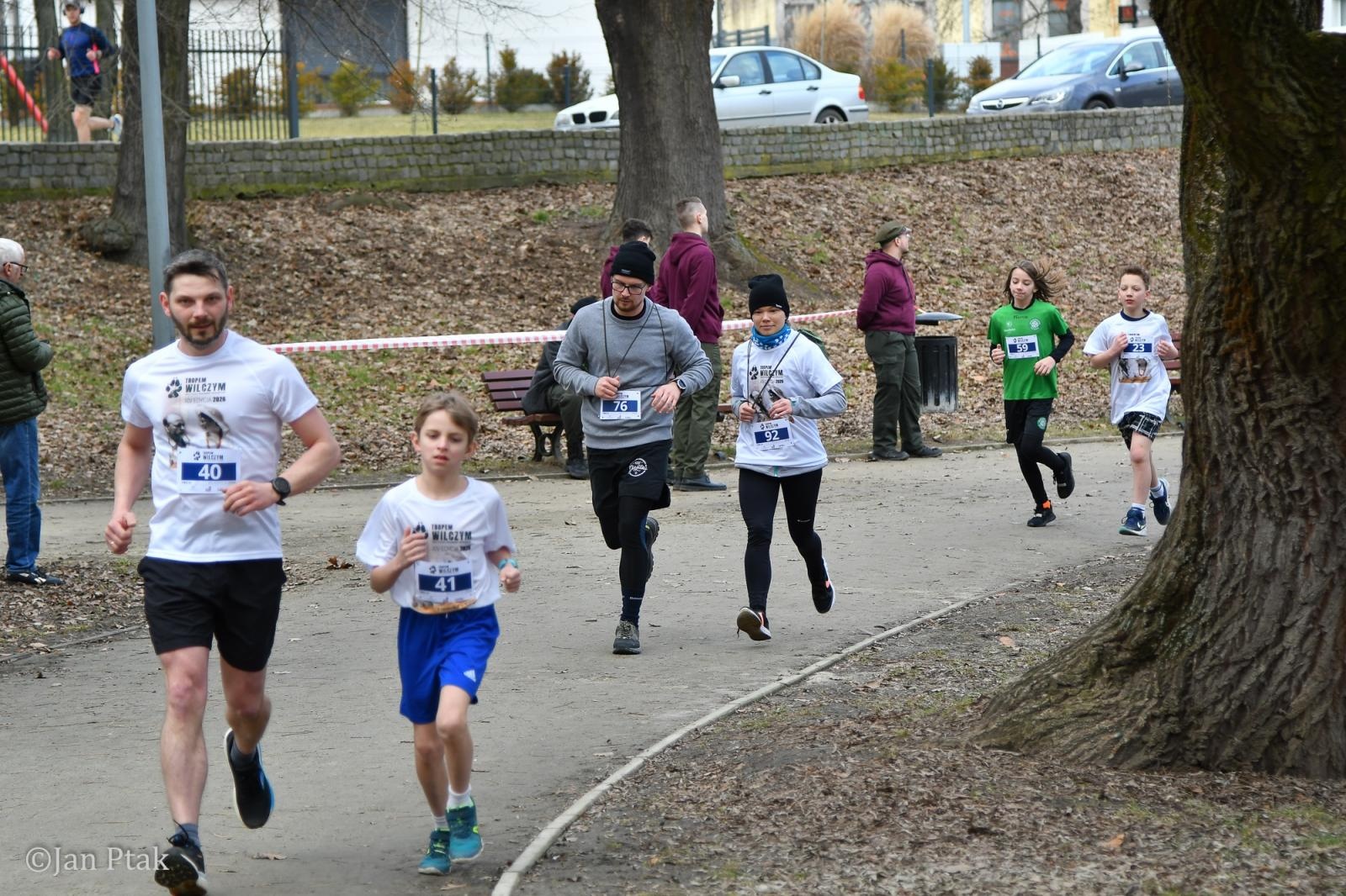 Zdjęcie w galerii na portalu naszraciborz.pl: Blisko 100 uczestników na starcie XIV Biegu Tropem Wilczym w Raciborzu wiadomości z regionu