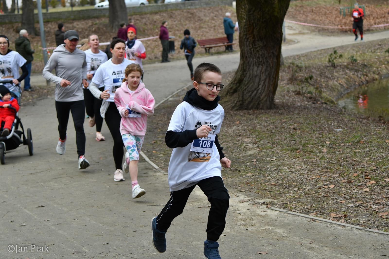 Zdjęcie w galerii na portalu naszraciborz.pl: Blisko 100 uczestników na starcie XIV Biegu Tropem Wilczym w Raciborzu wiadomości z regionu
