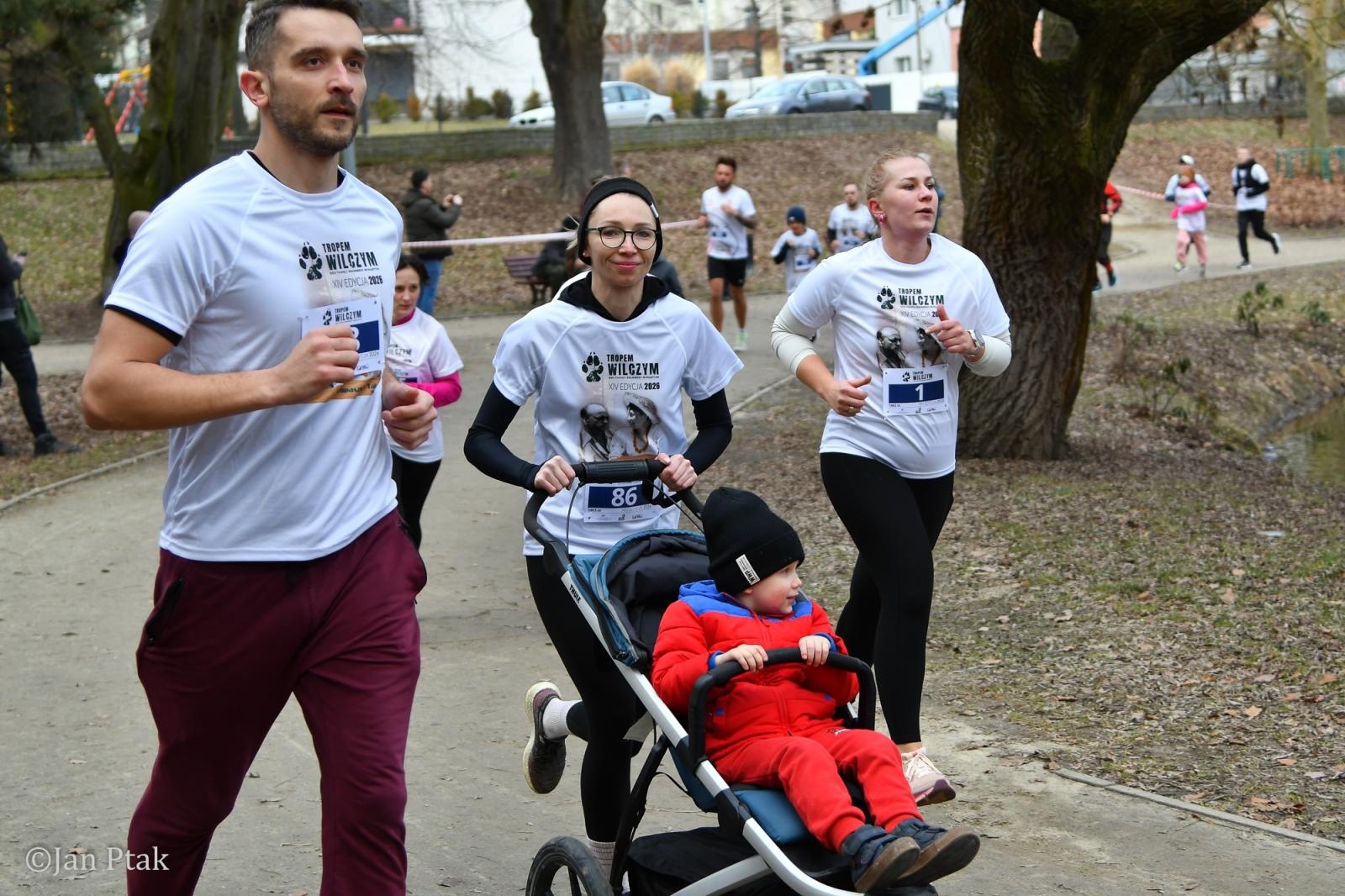 Zdjęcie w galerii na portalu naszraciborz.pl: Blisko 100 uczestników na starcie XIV Biegu Tropem Wilczym w Raciborzu wiadomości z regionu