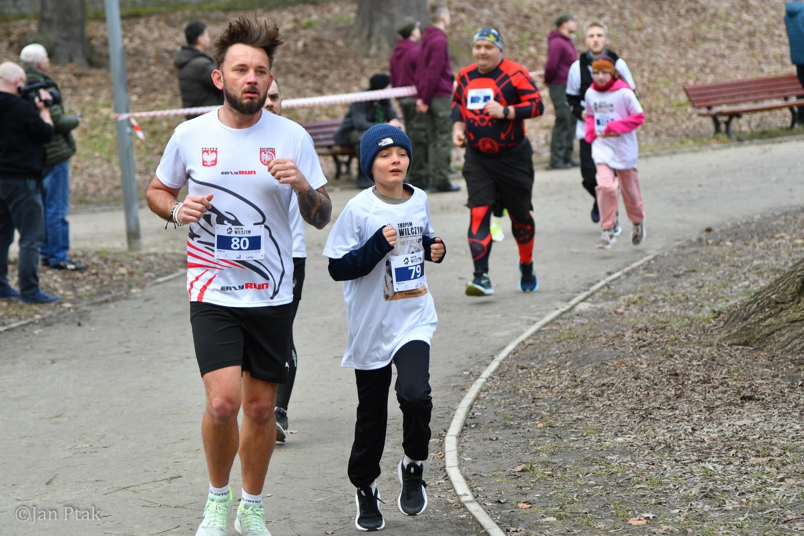 Zdjęcie w galerii na portalu naszraciborz.pl: Blisko 100 uczestników na starcie XIV Biegu Tropem Wilczym w Raciborzu wiadomości z regionu