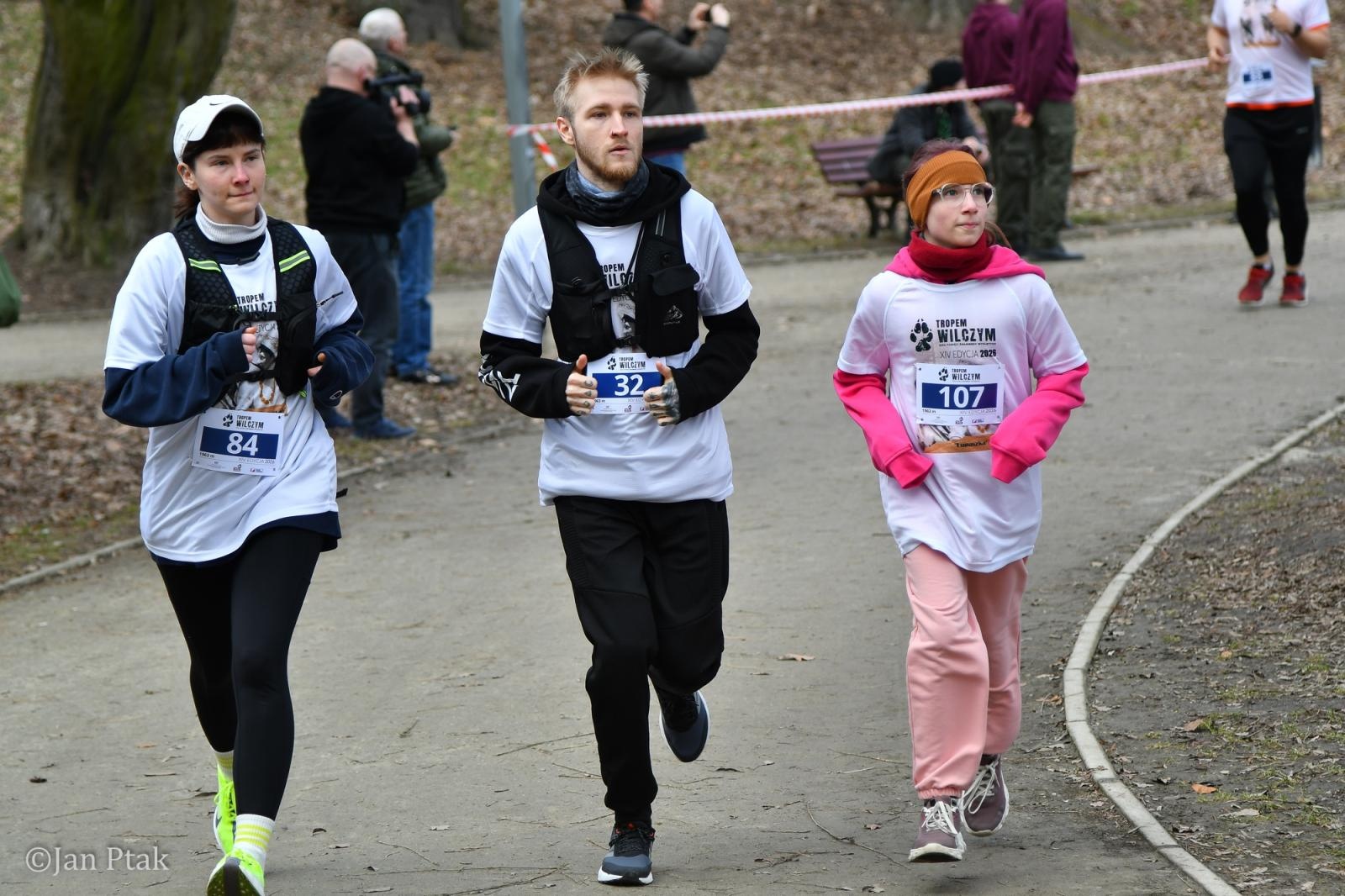 Zdjęcie w galerii na portalu naszraciborz.pl: Blisko 100 uczestników na starcie XIV Biegu Tropem Wilczym w Raciborzu wiadomości z regionu