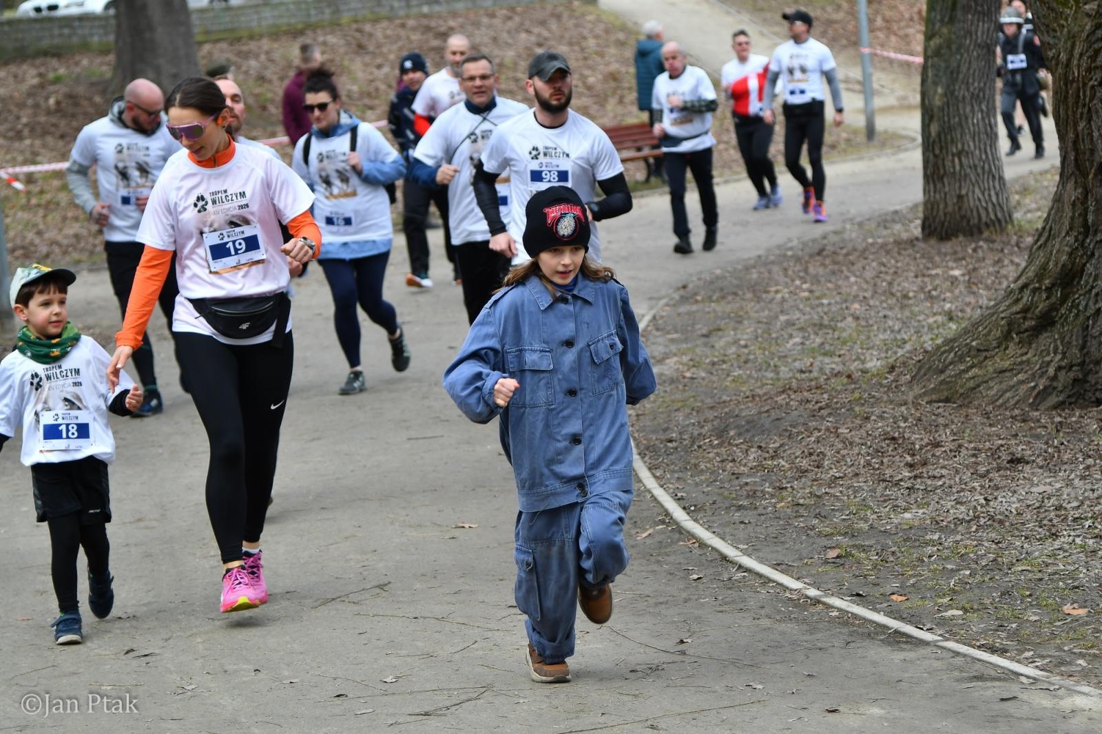 Zdjęcie w galerii na portalu naszraciborz.pl: Blisko 100 uczestników na starcie XIV Biegu Tropem Wilczym w Raciborzu wiadomości z regionu