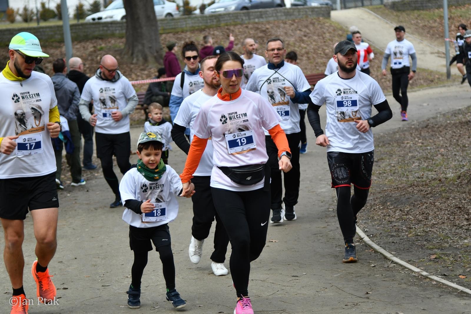 Zdjęcie w galerii na portalu naszraciborz.pl: Blisko 100 uczestników na starcie XIV Biegu Tropem Wilczym w Raciborzu wiadomości z regionu