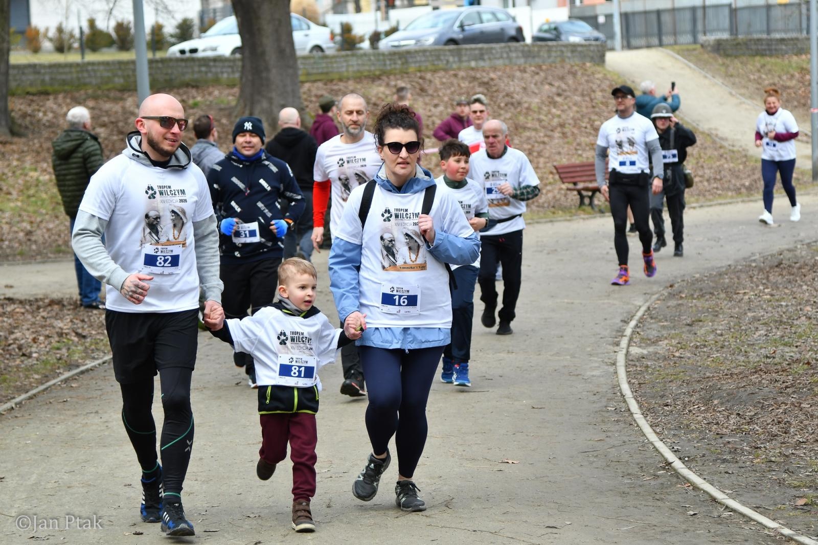 Zdjęcie w galerii na portalu naszraciborz.pl: Blisko 100 uczestników na starcie XIV Biegu Tropem Wilczym w Raciborzu wiadomości z regionu
