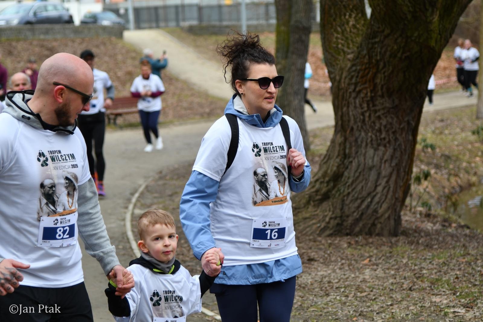 Zdjęcie w galerii na portalu naszraciborz.pl: Blisko 100 uczestników na starcie XIV Biegu Tropem Wilczym w Raciborzu wiadomości z regionu