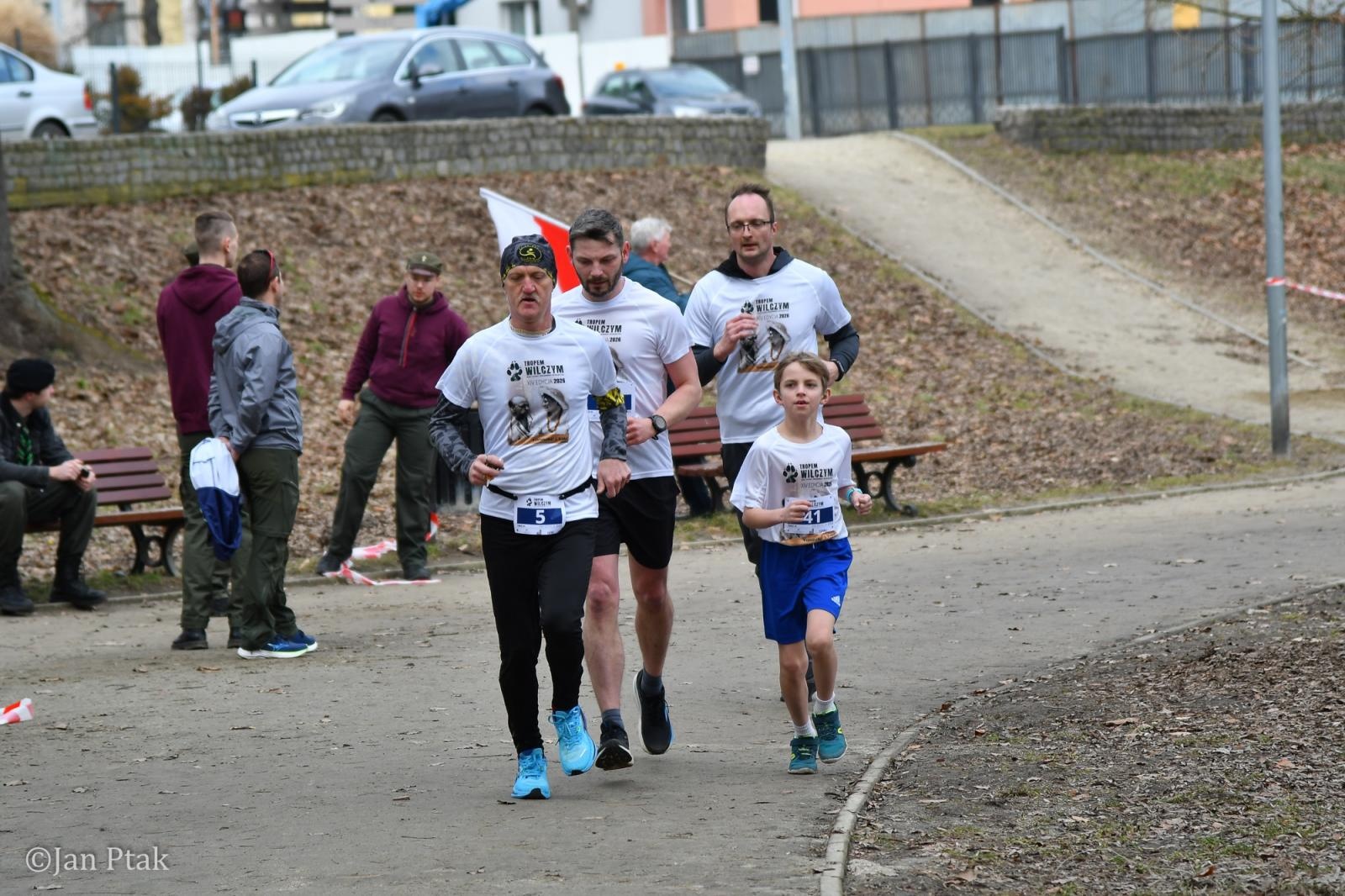 Zdjęcie w galerii na portalu naszraciborz.pl: Blisko 100 uczestników na starcie XIV Biegu Tropem Wilczym w Raciborzu wiadomości z regionu