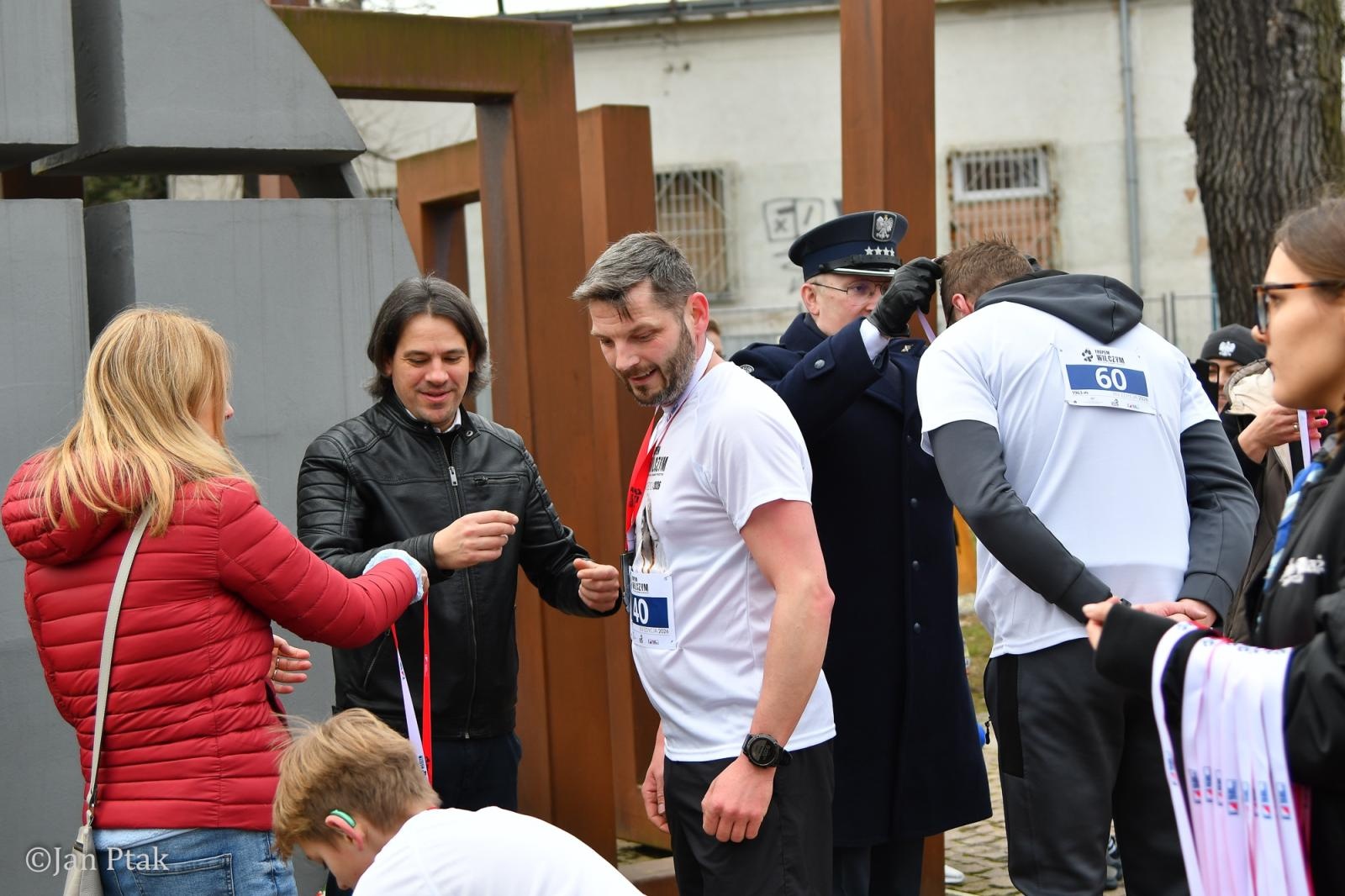 Zdjęcie w galerii na portalu naszraciborz.pl: Blisko 100 uczestników na starcie XIV Biegu Tropem Wilczym w Raciborzu wiadomości z regionu