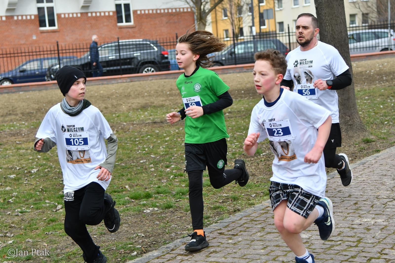 Zdjęcie w galerii na portalu naszraciborz.pl: Blisko 100 uczestników na starcie XIV Biegu Tropem Wilczym w Raciborzu wiadomości z regionu