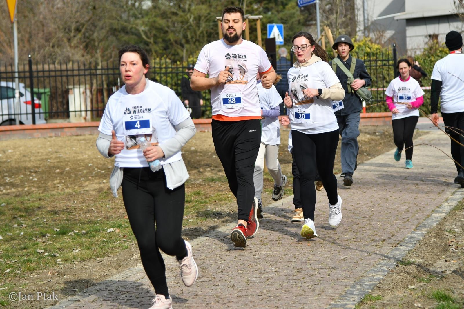 Zdjęcie w galerii na portalu naszraciborz.pl: Blisko 100 uczestników na starcie XIV Biegu Tropem Wilczym w Raciborzu wiadomości z regionu