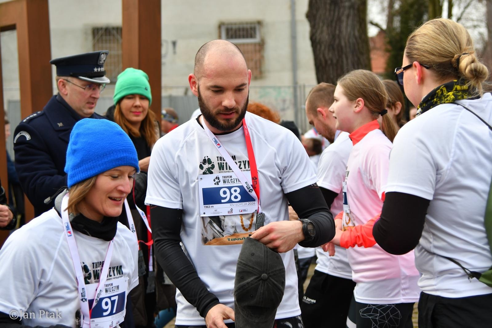 Zdjęcie w galerii na portalu naszraciborz.pl: Blisko 100 uczestników na starcie XIV Biegu Tropem Wilczym w Raciborzu wiadomości z regionu