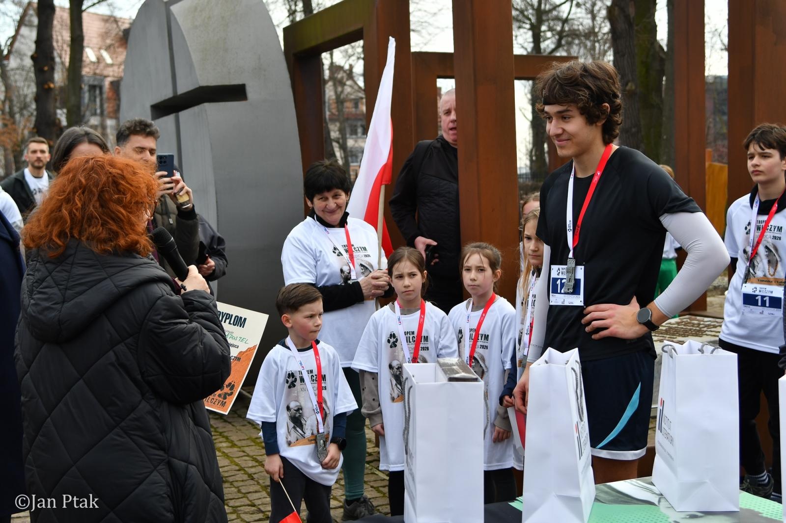 Zdjęcie w galerii na portalu naszraciborz.pl: Blisko 100 uczestników na starcie XIV Biegu Tropem Wilczym w Raciborzu wiadomości z regionu