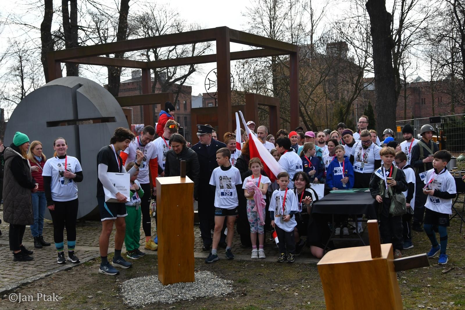 Zdjęcie w galerii na portalu naszraciborz.pl: Blisko 100 uczestników na starcie XIV Biegu Tropem Wilczym w Raciborzu wiadomości z regionu