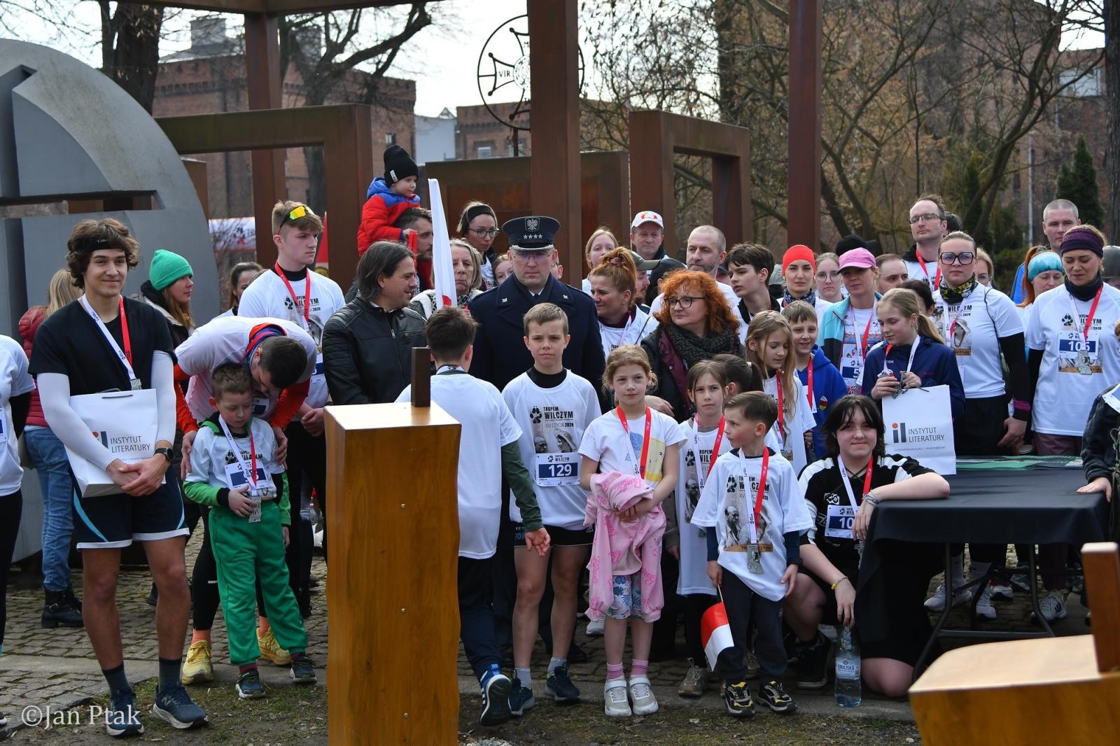 Zdjęcie w galerii na portalu naszraciborz.pl: Blisko 100 uczestników na starcie XIV Biegu Tropem Wilczym w Raciborzu wiadomości z regionu