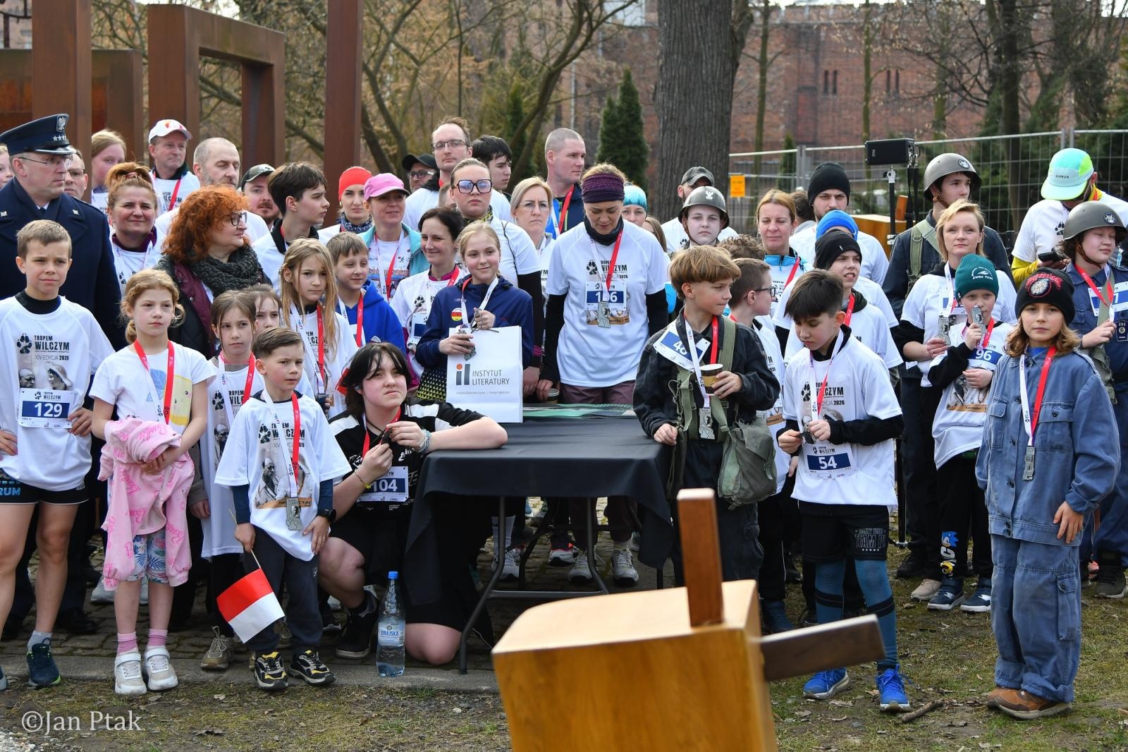Zdjęcie w galerii na portalu naszraciborz.pl: Blisko 100 uczestników na starcie XIV Biegu Tropem Wilczym w Raciborzu wiadomości z regionu