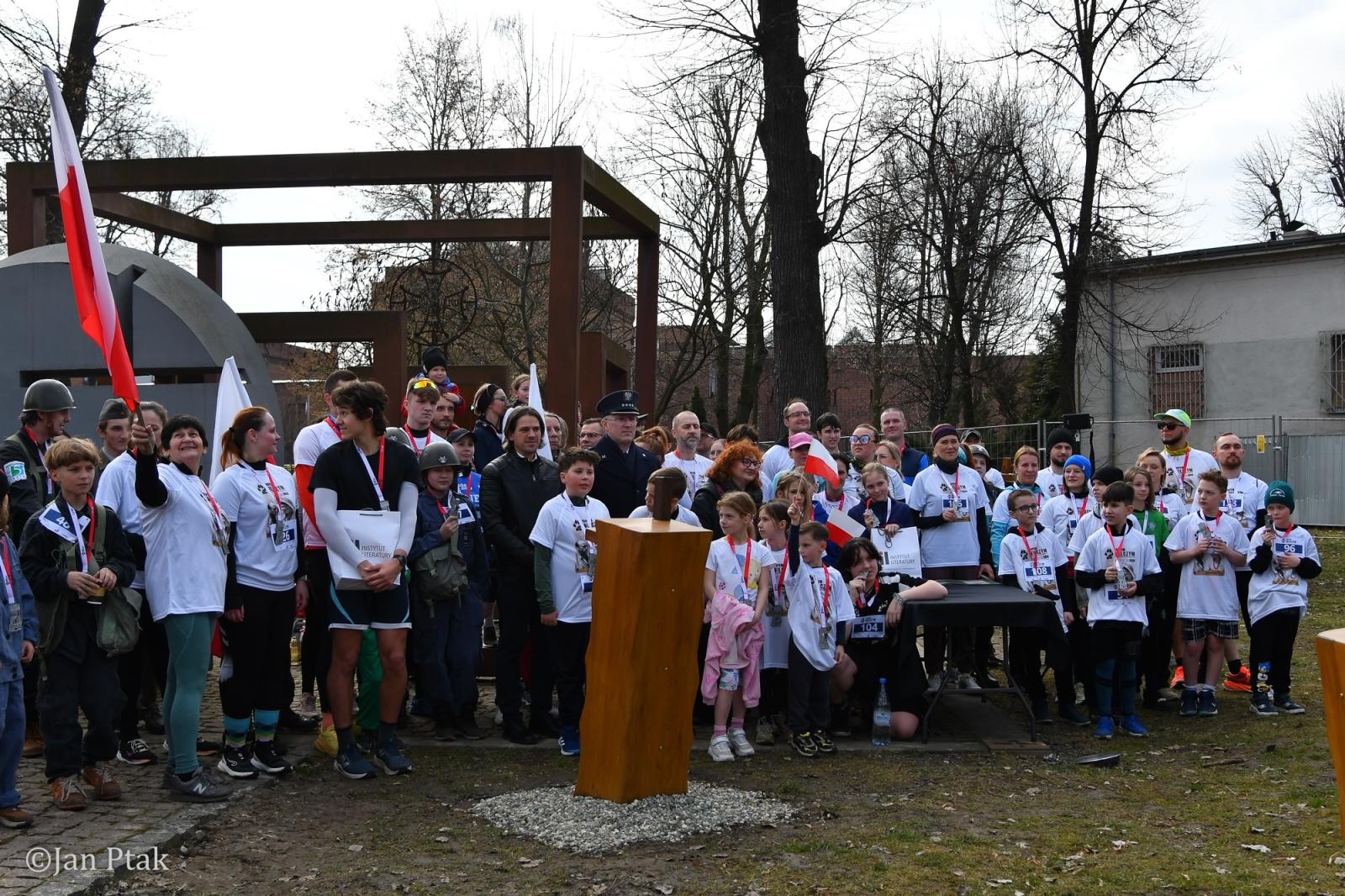 Zdjęcie w galerii na portalu naszraciborz.pl: Blisko 100 uczestników na starcie XIV Biegu Tropem Wilczym w Raciborzu wiadomości z regionu