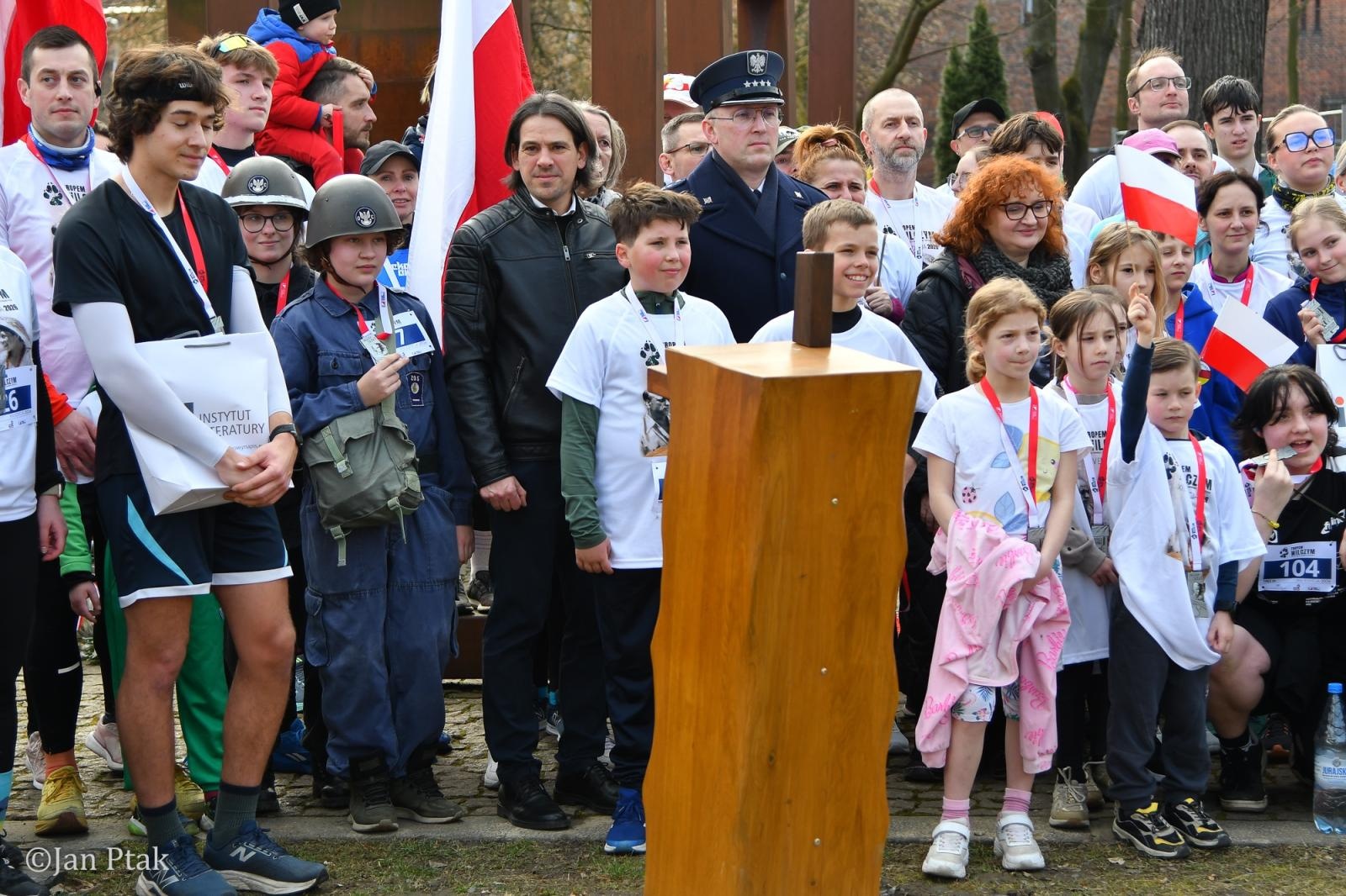 Zdjęcie w galerii na portalu naszraciborz.pl: Blisko 100 uczestników na starcie XIV Biegu Tropem Wilczym w Raciborzu wiadomości z regionu