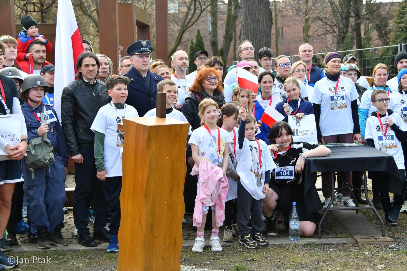 Zdjęcie w galerii na portalu naszraciborz.pl: Blisko 100 uczestników na starcie XIV Biegu Tropem Wilczym w Raciborzu wiadomości z regionu