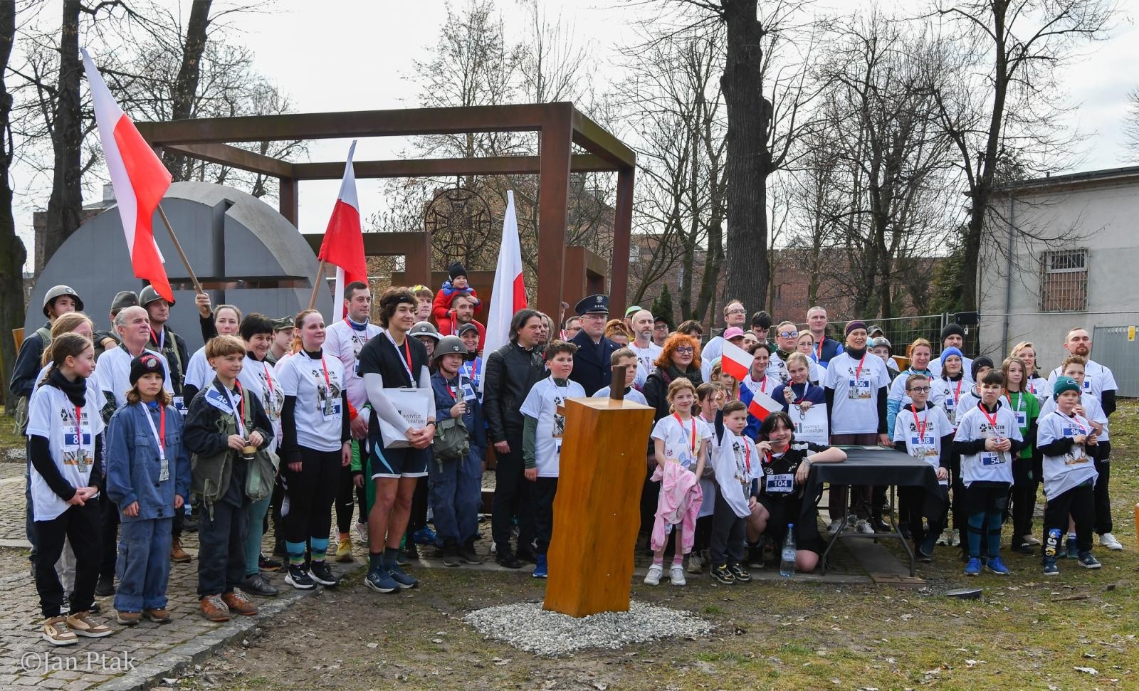 Zdjęcie w galerii na portalu naszraciborz.pl: Blisko 100 uczestników na starcie XIV Biegu Tropem Wilczym w Raciborzu wiadomości z regionu