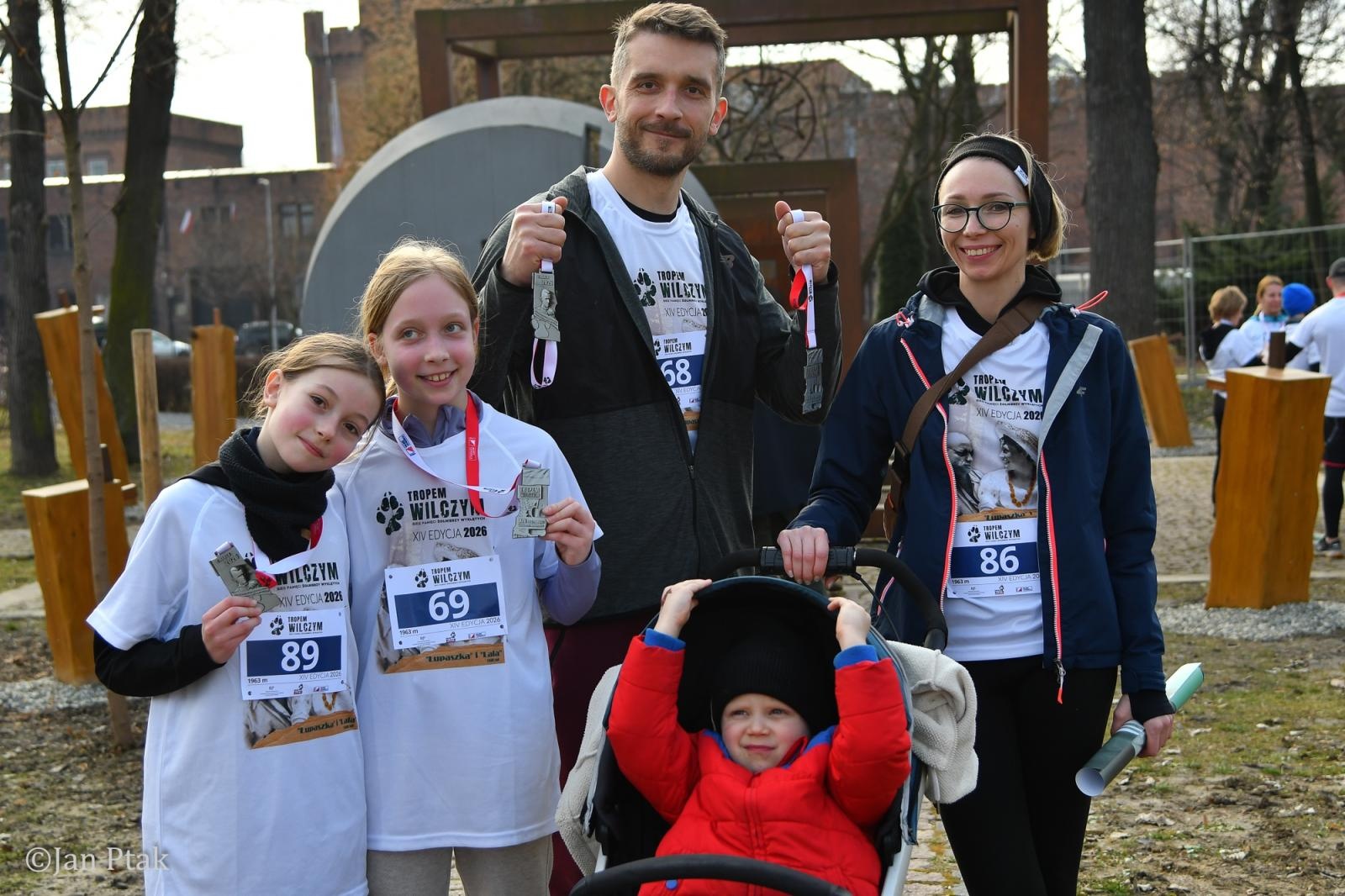 Zdjęcie w galerii na portalu naszraciborz.pl: Blisko 100 uczestników na starcie XIV Biegu Tropem Wilczym w Raciborzu wiadomości z regionu