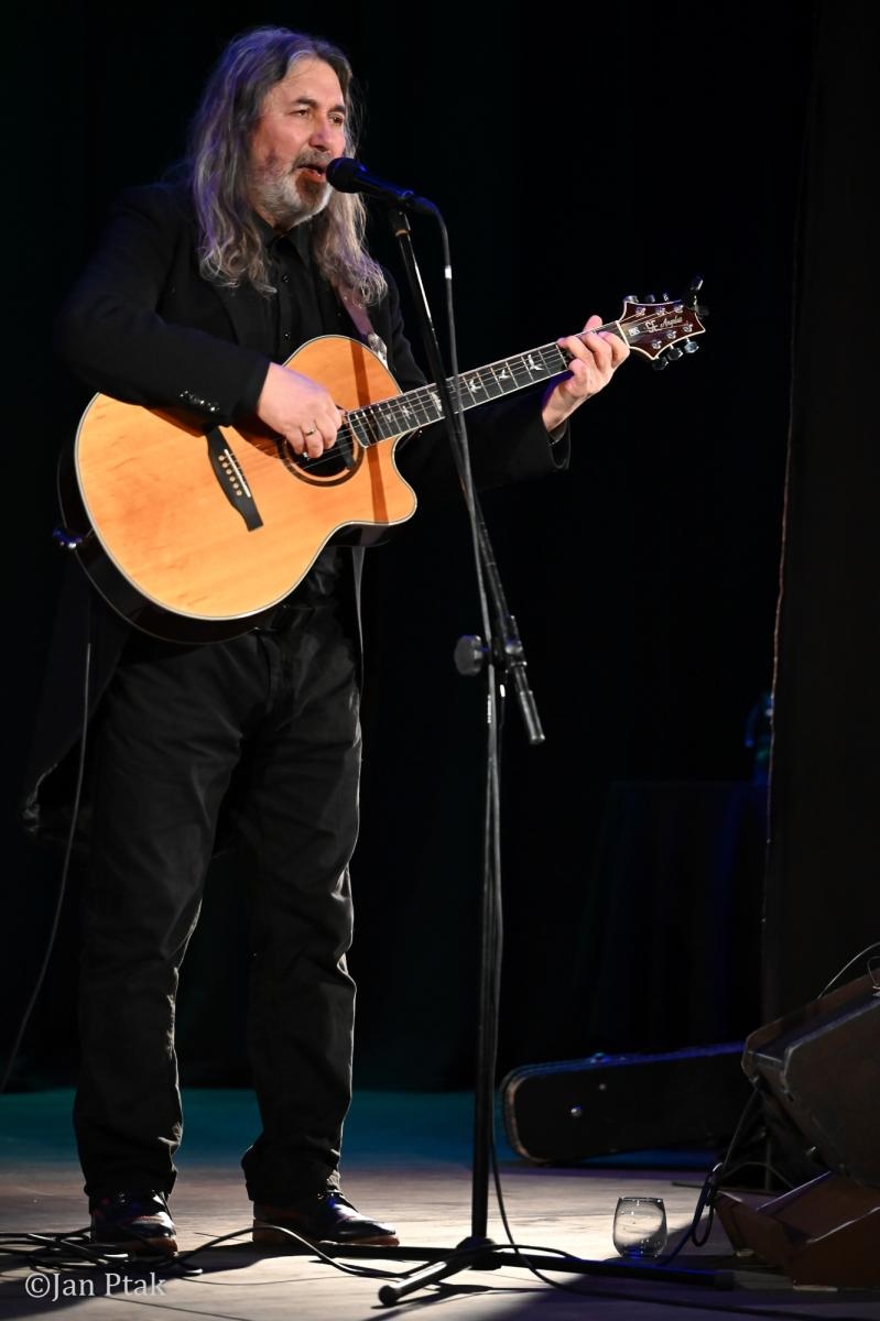 Zdjęcie w galerii na portalu naszraciborz.pl: Jan Kondrak z koncertem w Raciborzu – poezja, muzyka i klasyka bardów wiadomości z regionu