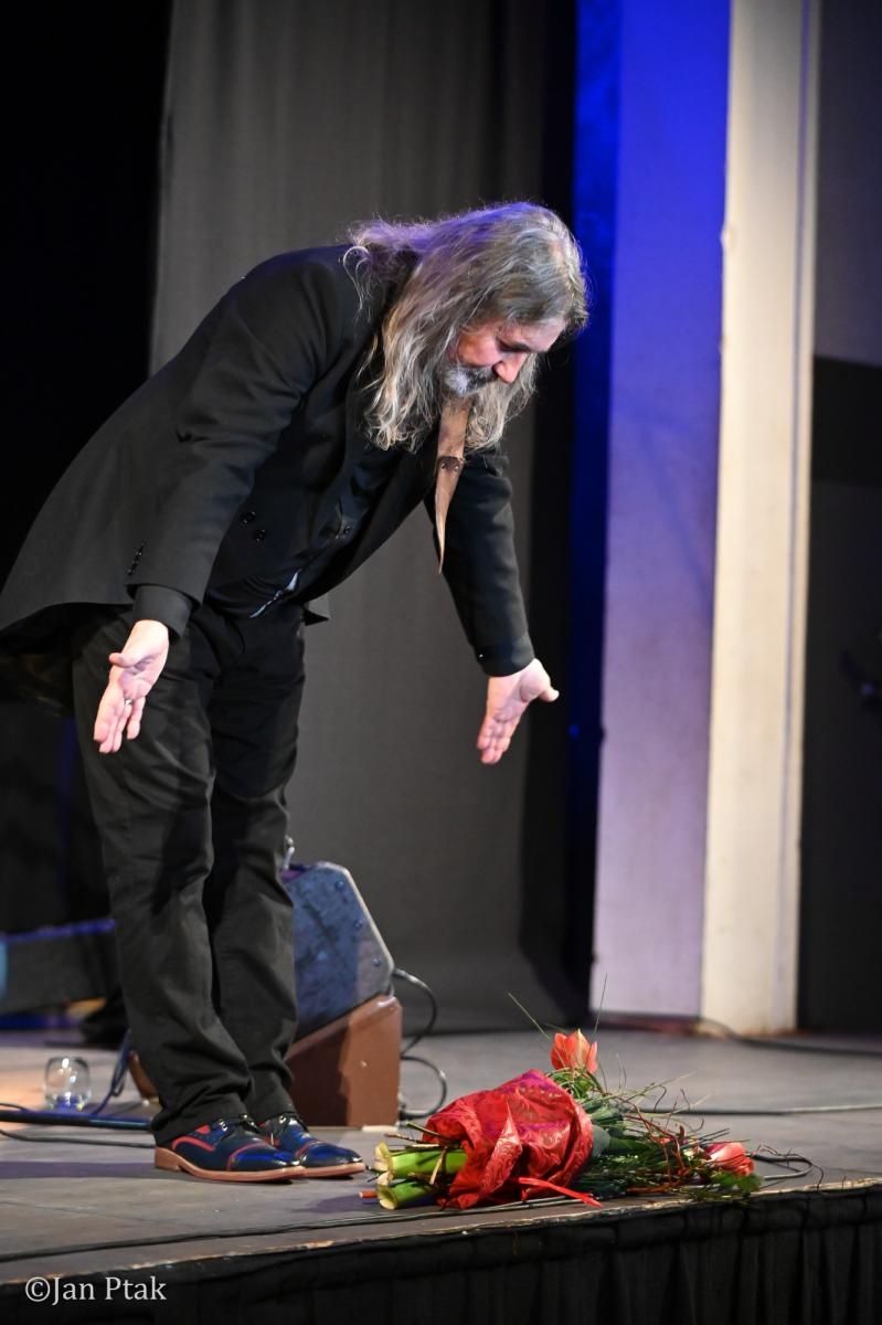 Zdjęcie w galerii na portalu naszraciborz.pl: Jan Kondrak z koncertem w Raciborzu – poezja, muzyka i klasyka bardów wiadomości z regionu