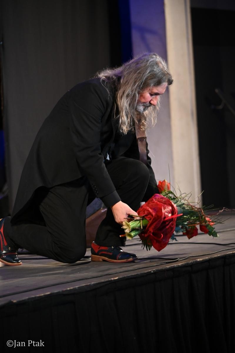 Zdjęcie w galerii na portalu naszraciborz.pl: Jan Kondrak z koncertem w Raciborzu – poezja, muzyka i klasyka bardów wiadomości z regionu