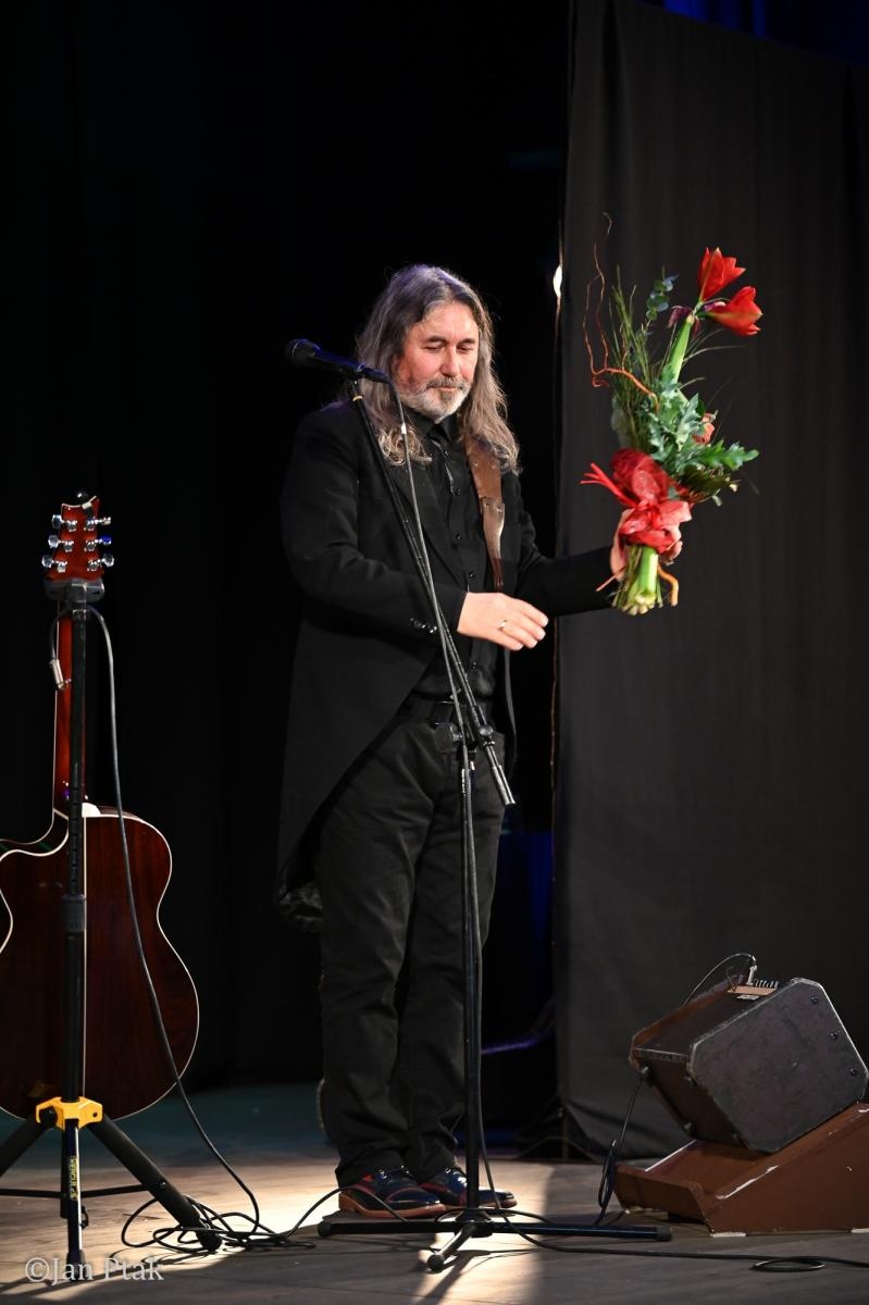 Zdjęcie w galerii na portalu naszraciborz.pl: Jan Kondrak z koncertem w Raciborzu – poezja, muzyka i klasyka bardów wiadomości z regionu