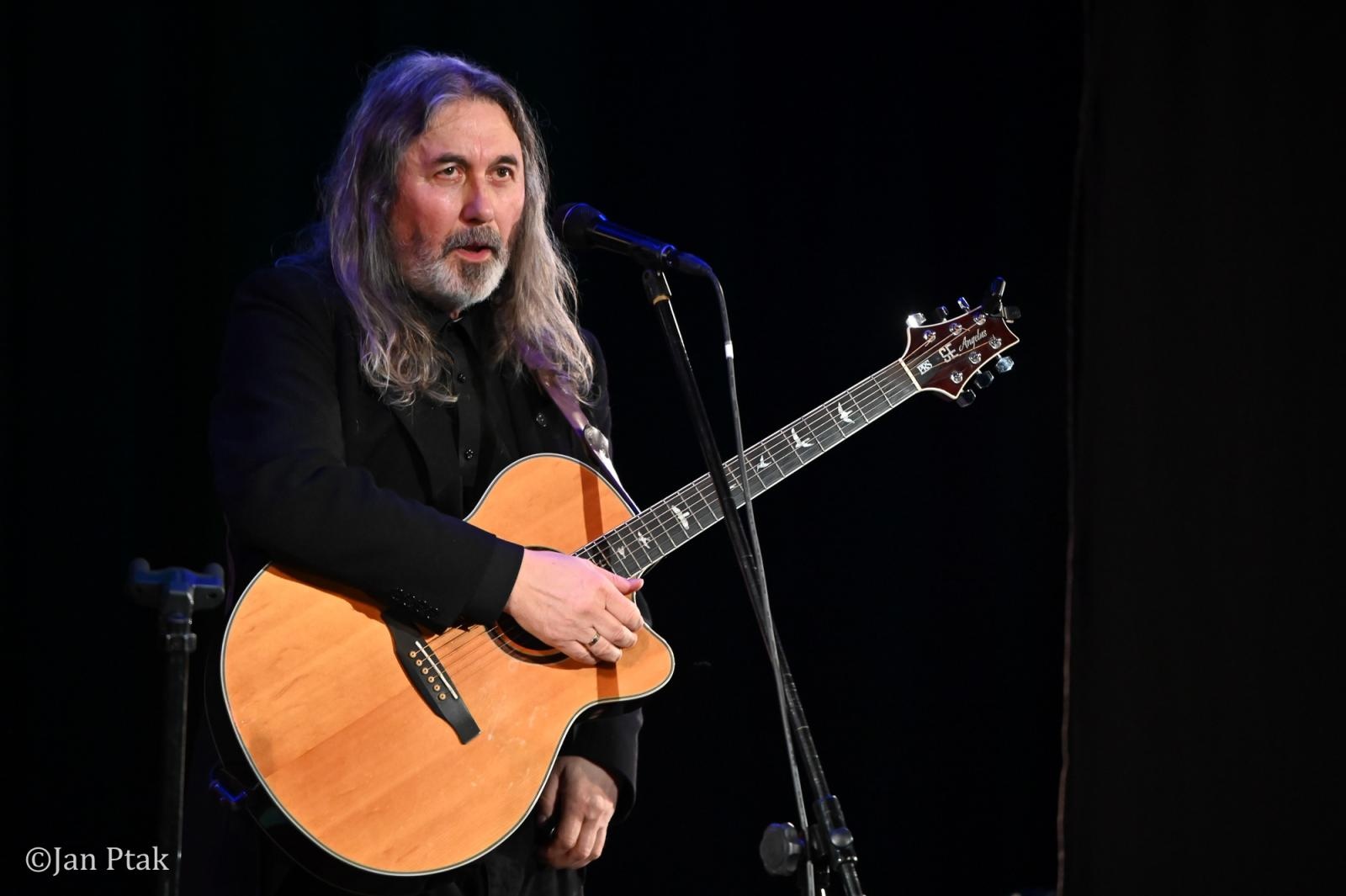 Zdjęcie w galerii na portalu naszraciborz.pl: Jan Kondrak z koncertem w Raciborzu – poezja, muzyka i klasyka bardów wiadomości z regionu