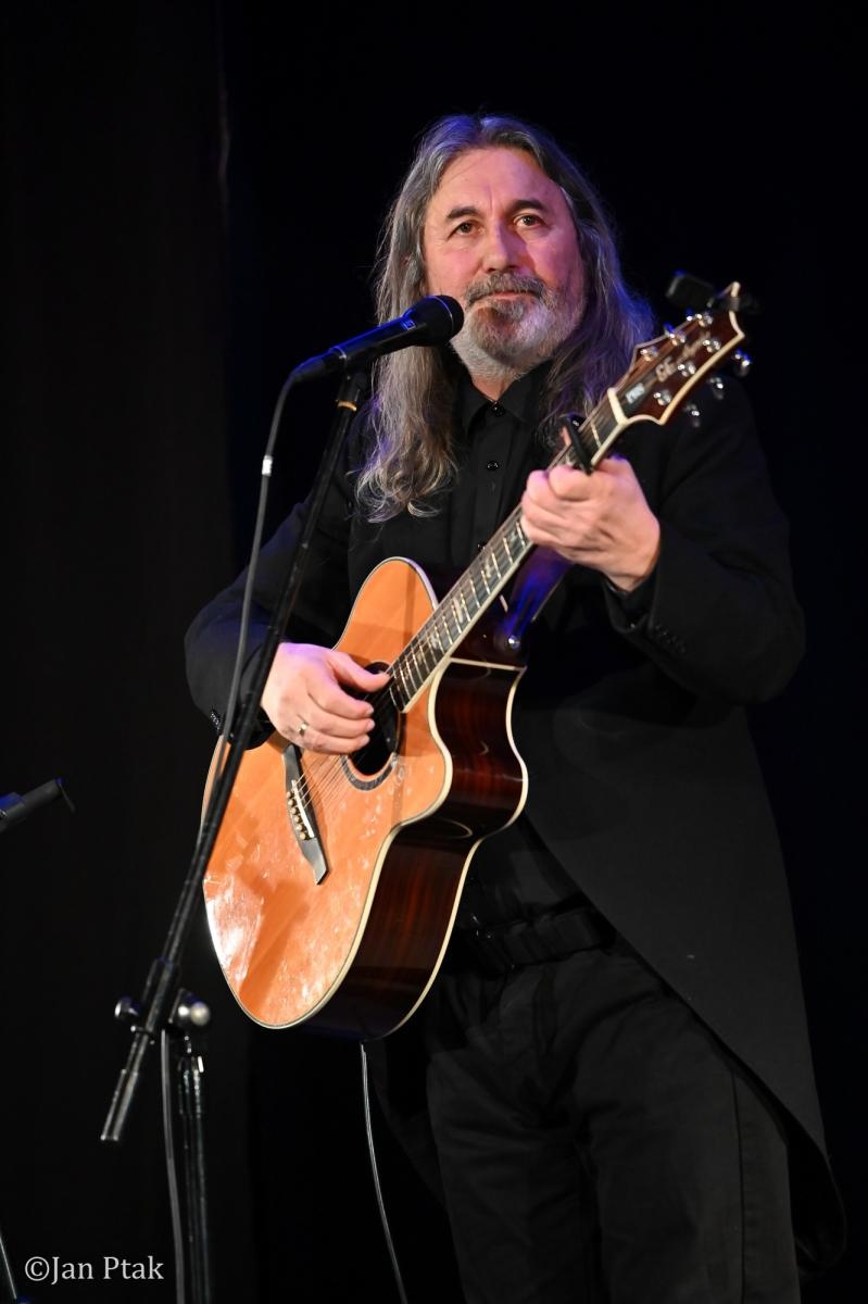 Zdjęcie w galerii na portalu naszraciborz.pl: Jan Kondrak z koncertem w Raciborzu – poezja, muzyka i klasyka bardów wiadomości z regionu