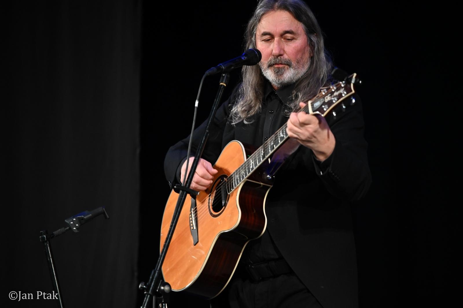 Zdjęcie w galerii na portalu naszraciborz.pl: Jan Kondrak z koncertem w Raciborzu – poezja, muzyka i klasyka bardów wiadomości z regionu