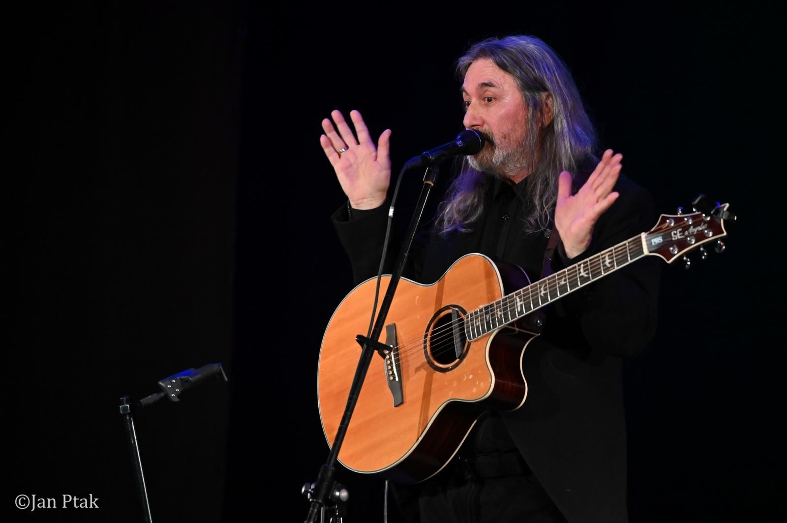 Zdjęcie w galerii na portalu naszraciborz.pl: Jan Kondrak z koncertem w Raciborzu – poezja, muzyka i klasyka bardów wiadomości z regionu
