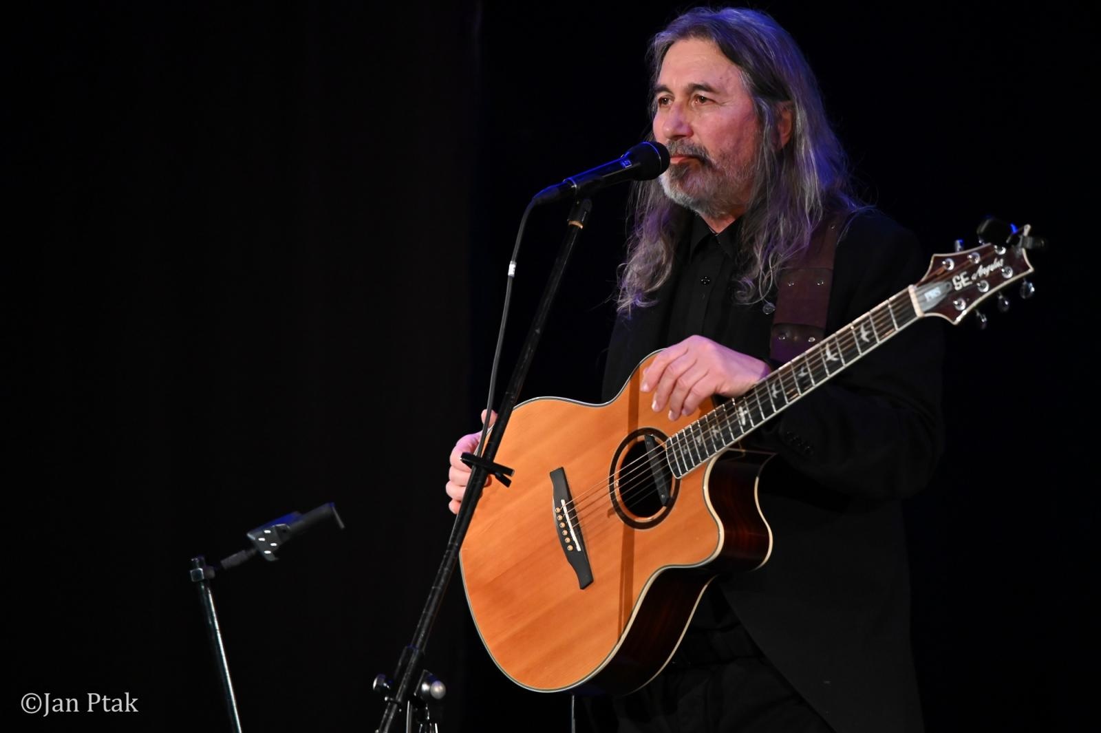 Zdjęcie w galerii na portalu naszraciborz.pl: Jan Kondrak z koncertem w Raciborzu – poezja, muzyka i klasyka bardów wiadomości z regionu