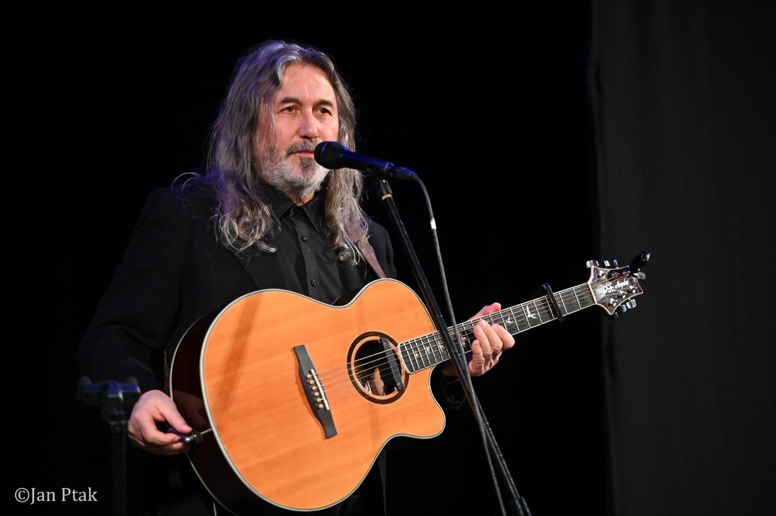 Zdjęcie w galerii na portalu naszraciborz.pl: Jan Kondrak z koncertem w Raciborzu – poezja, muzyka i klasyka bardów wiadomości z regionu