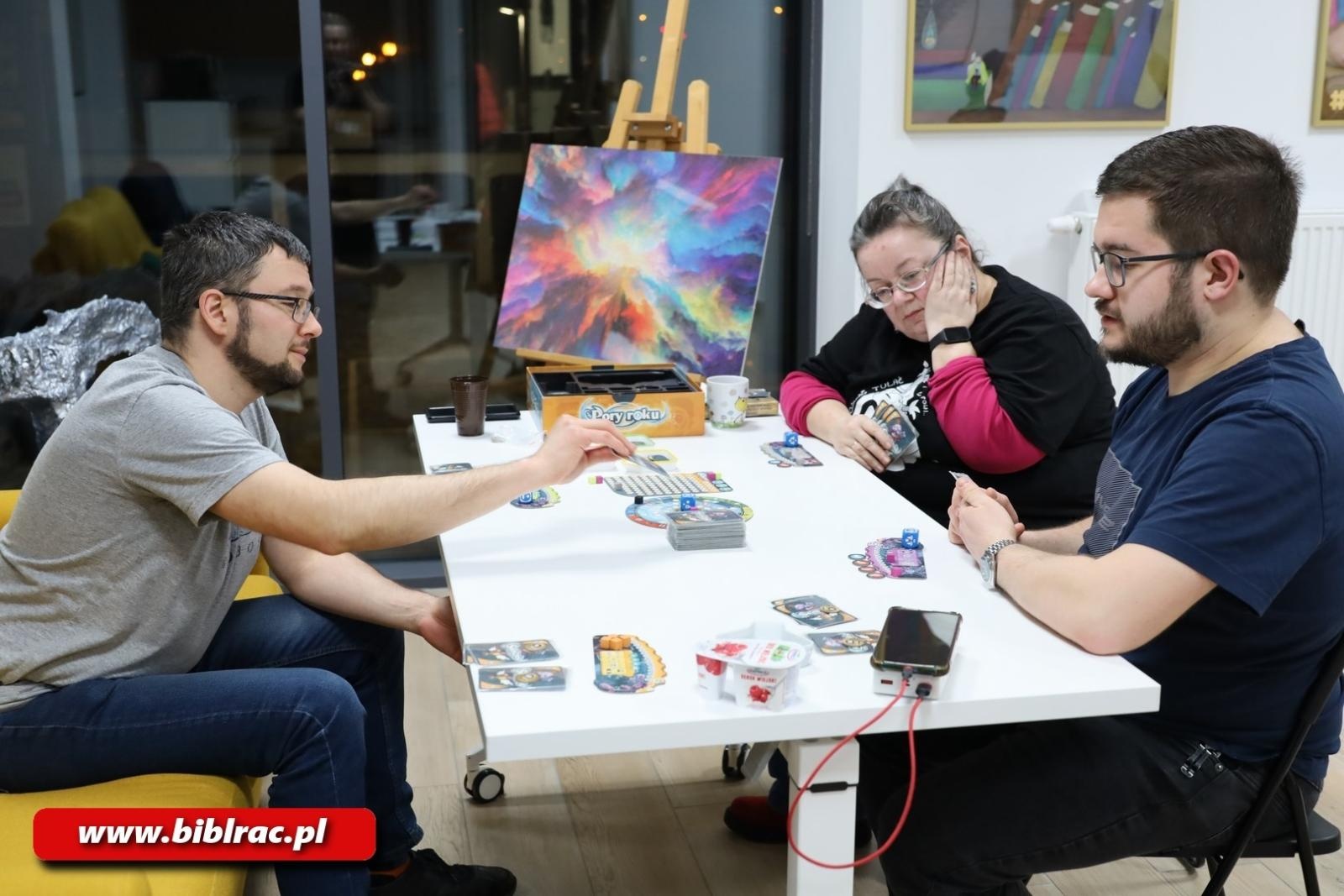 Zdjęcie w galerii na portalu naszraciborz.pl: Nie spać, grać! Noc z Grami bez prądu na Stacji Młodych wiadomości z regionu