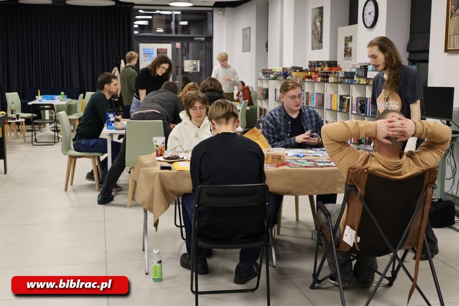 Zdjęcie w galerii na portalu naszraciborz.pl: Nie spać, grać! Noc z Grami bez prądu na Stacji Młodych wiadomości z regionu