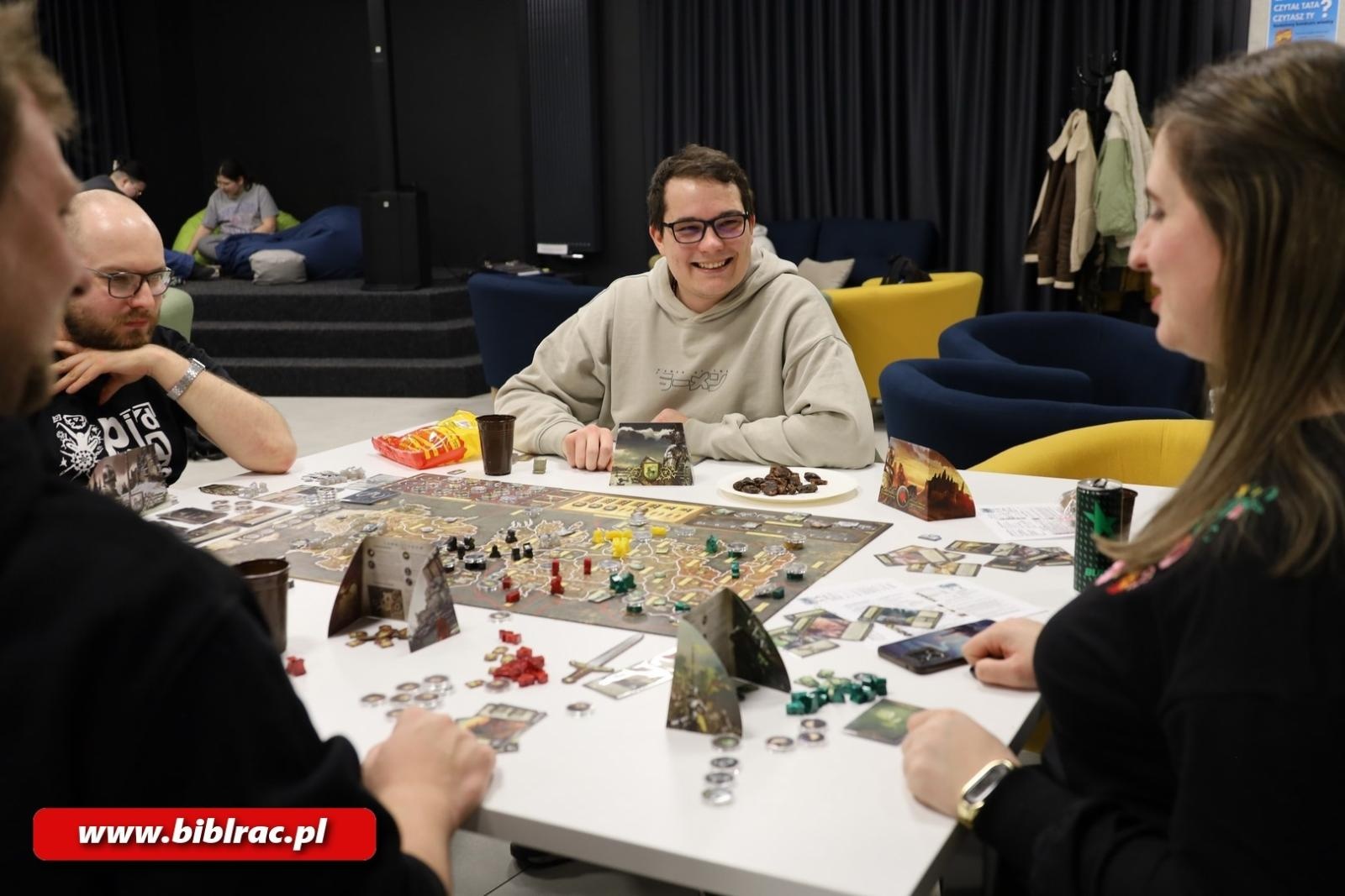 Zdjęcie w galerii na portalu naszraciborz.pl: Nie spać, grać! Noc z Grami bez prądu na Stacji Młodych wiadomości z regionu