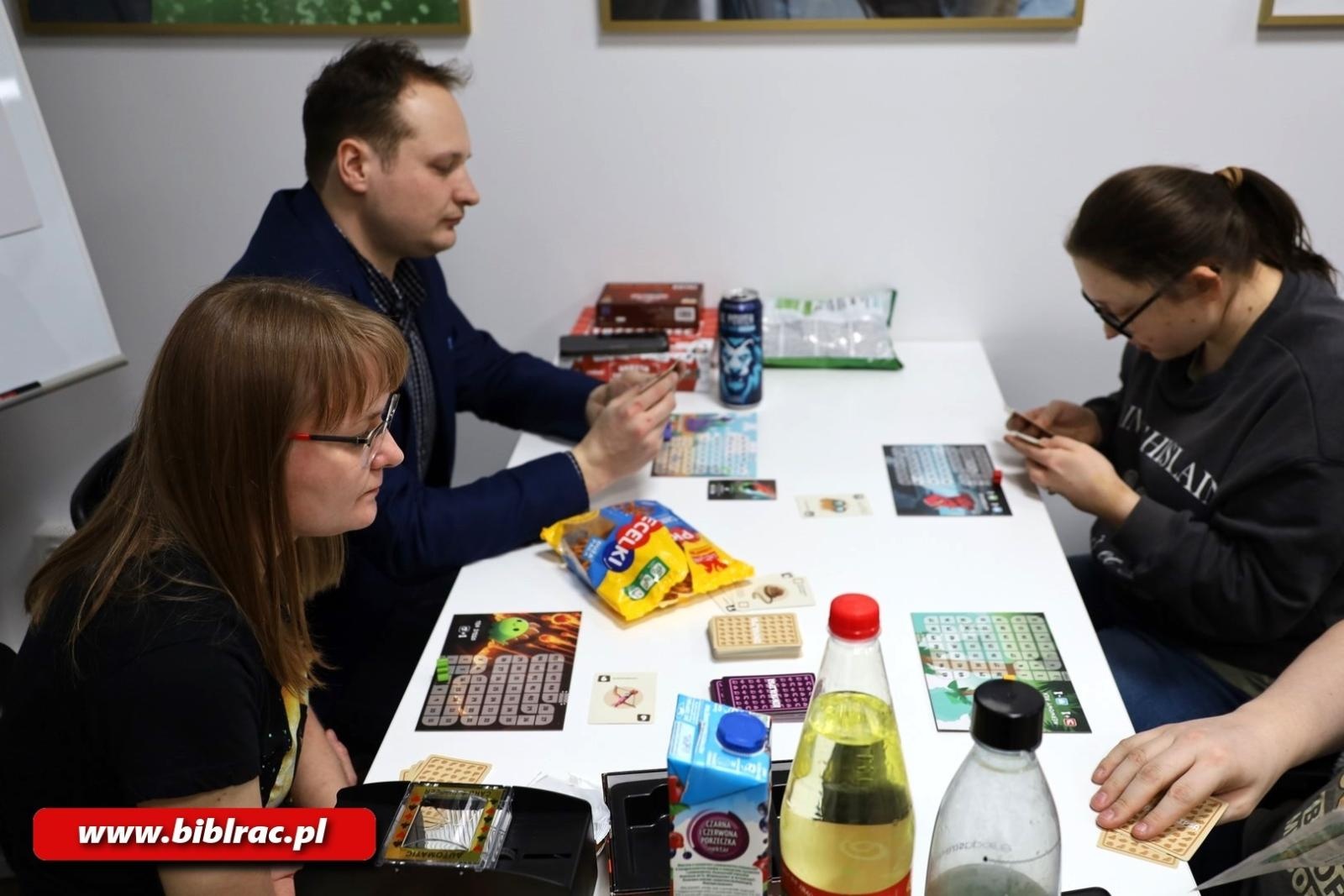 Zdjęcie w galerii na portalu naszraciborz.pl: Nie spać, grać! Noc z Grami bez prądu na Stacji Młodych wiadomości z regionu