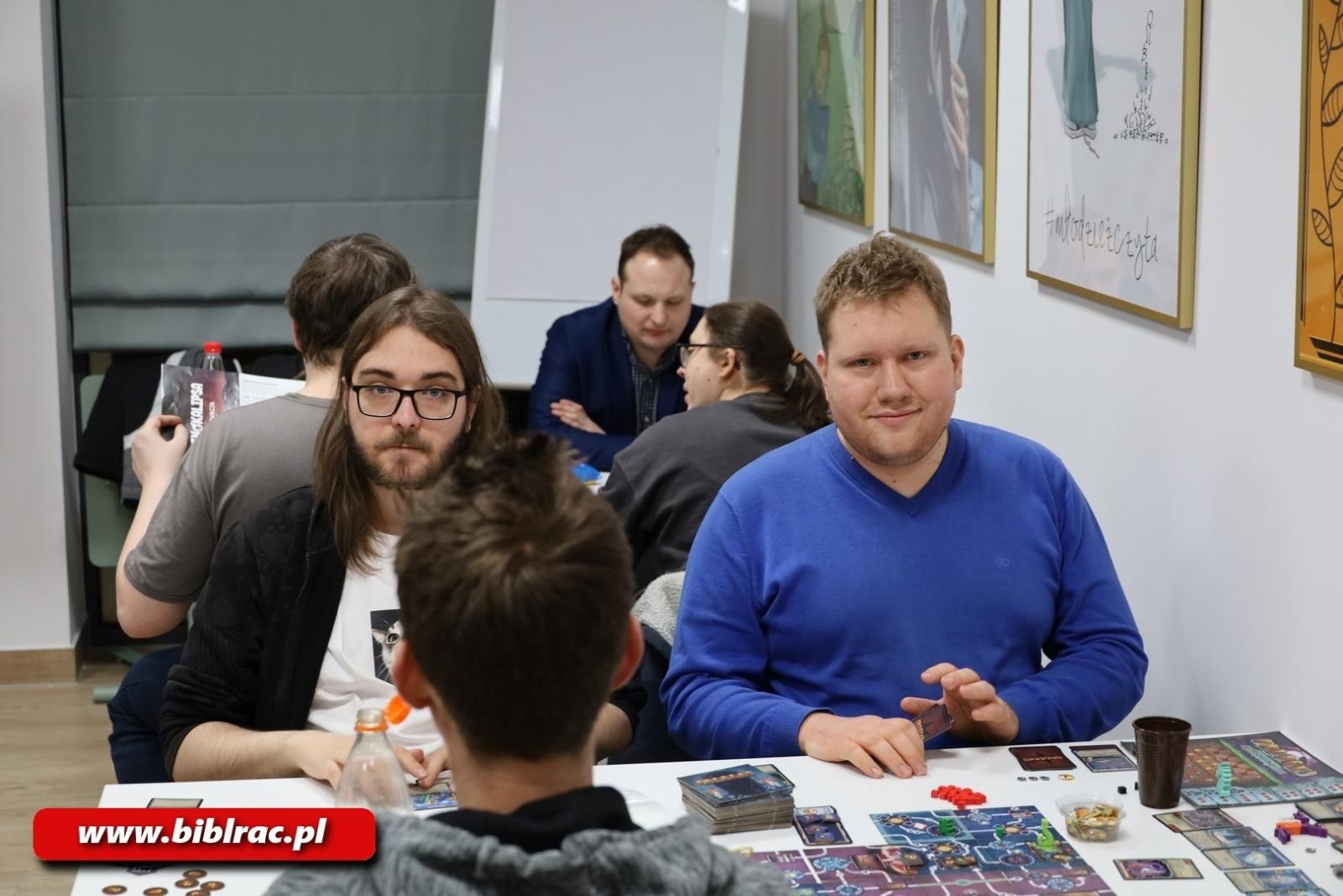Zdjęcie w galerii na portalu naszraciborz.pl: Nie spać, grać! Noc z Grami bez prądu na Stacji Młodych wiadomości z regionu
