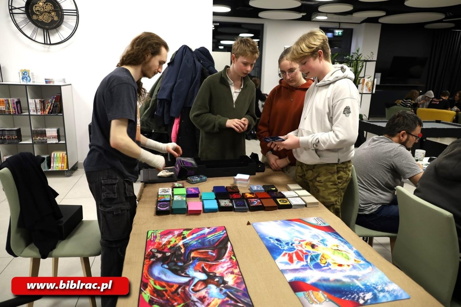 Zdjęcie w galerii na portalu naszraciborz.pl: Nie spać, grać! Noc z Grami bez prądu na Stacji Młodych wiadomości z regionu