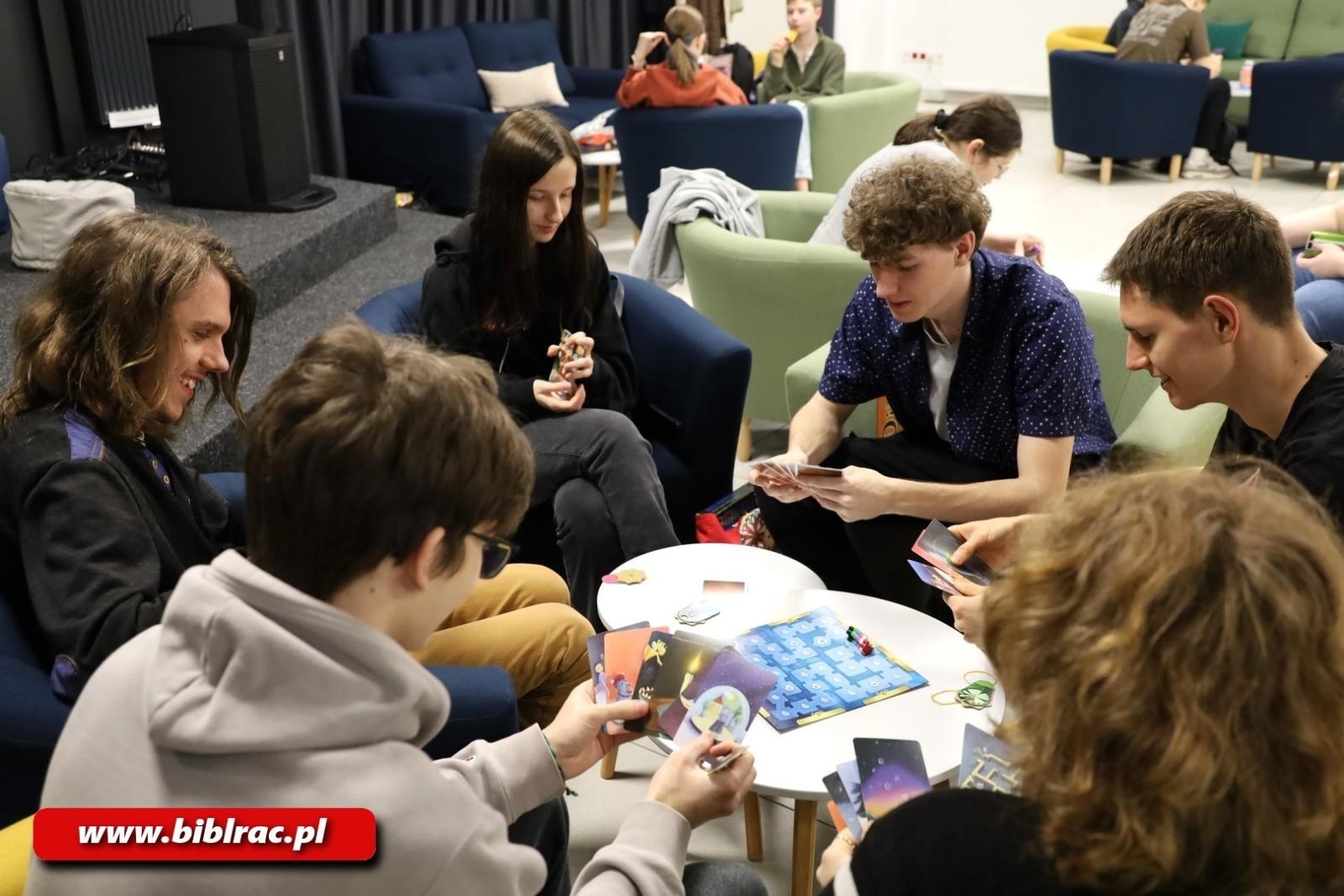 Zdjęcie w galerii na portalu naszraciborz.pl: Nie spać, grać! Noc z Grami bez prądu na Stacji Młodych wiadomości z regionu