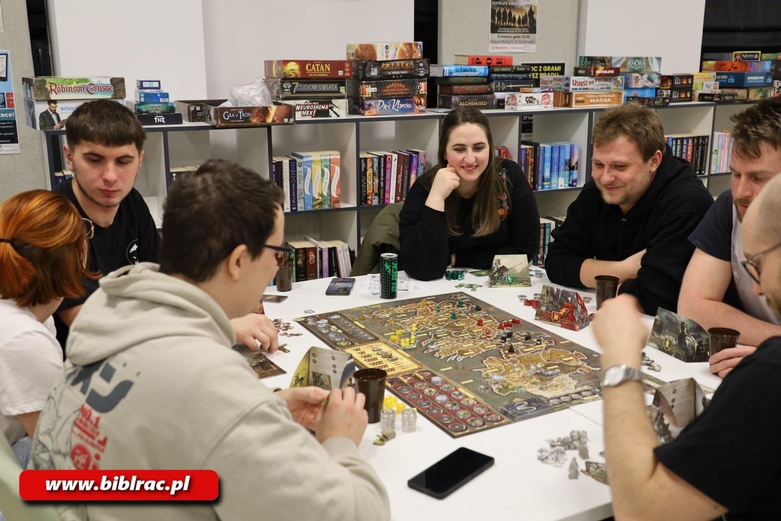 Zdjęcie w galerii na portalu naszraciborz.pl: Nie spać, grać! Noc z Grami bez prądu na Stacji Młodych wiadomości z regionu