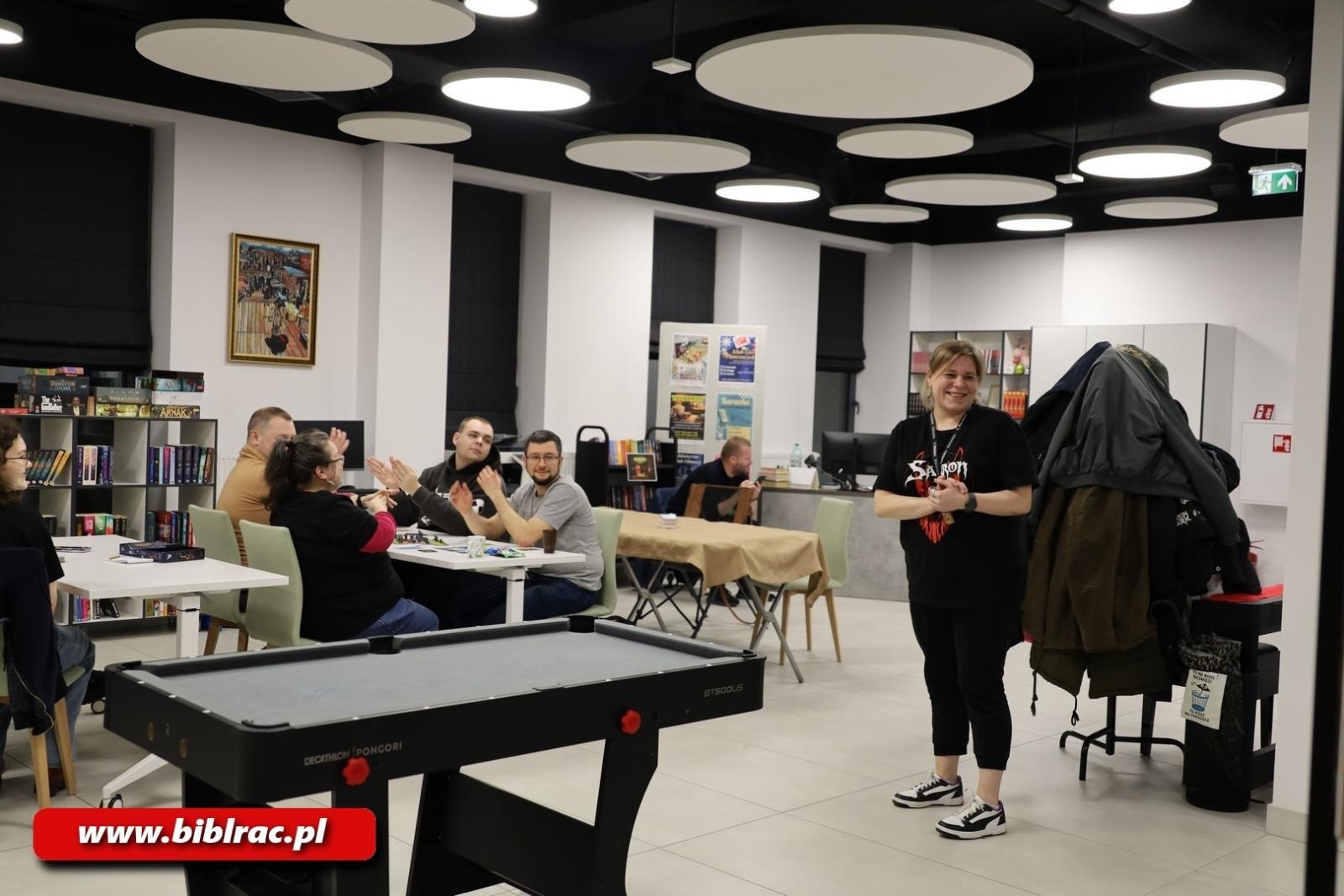 Zdjęcie w galerii na portalu naszraciborz.pl: Nie spać, grać! Noc z Grami bez prądu na Stacji Młodych wiadomości z regionu