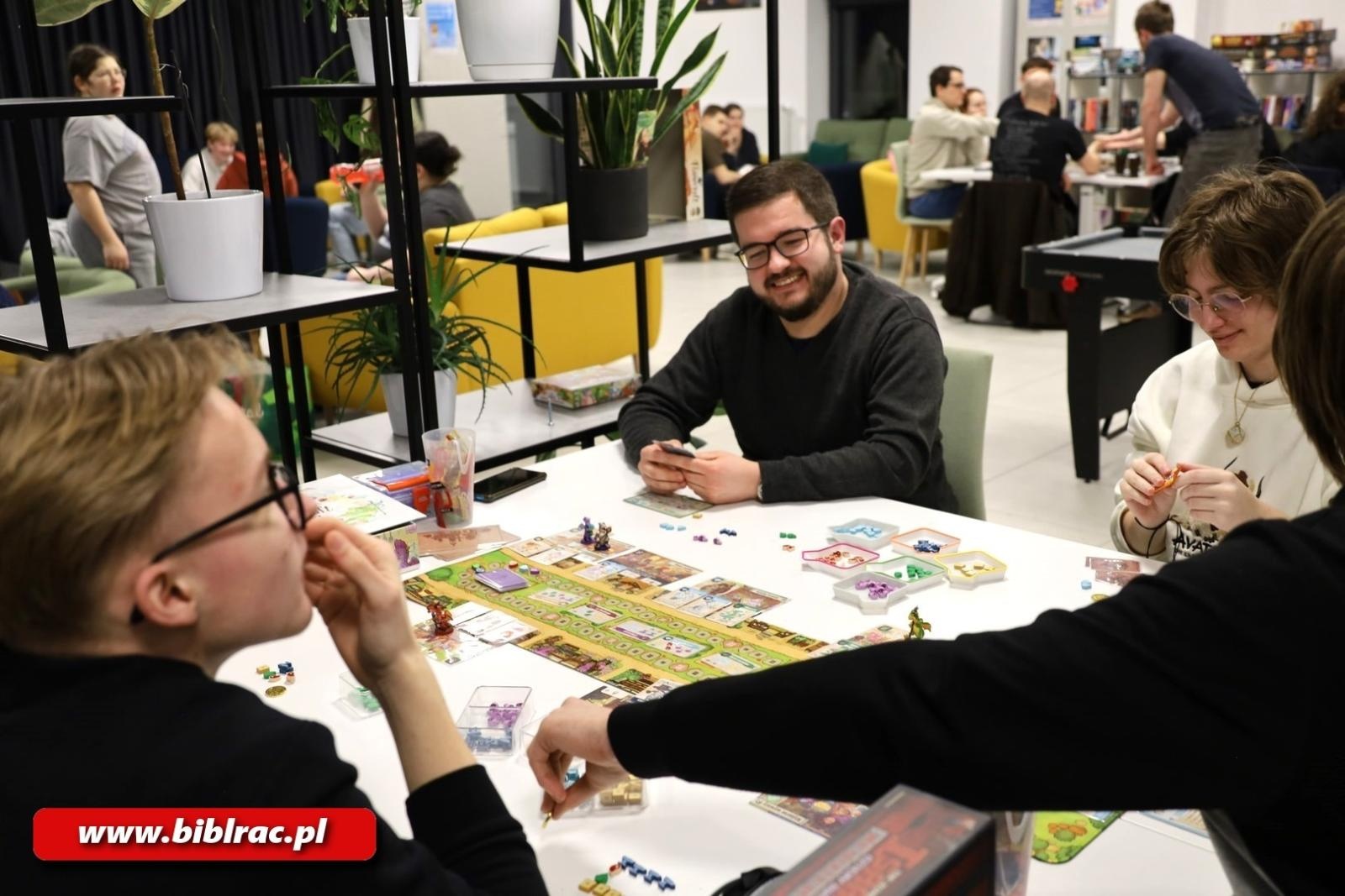 Zdjęcie w galerii na portalu naszraciborz.pl: Nie spać, grać! Noc z Grami bez prądu na Stacji Młodych wiadomości z regionu