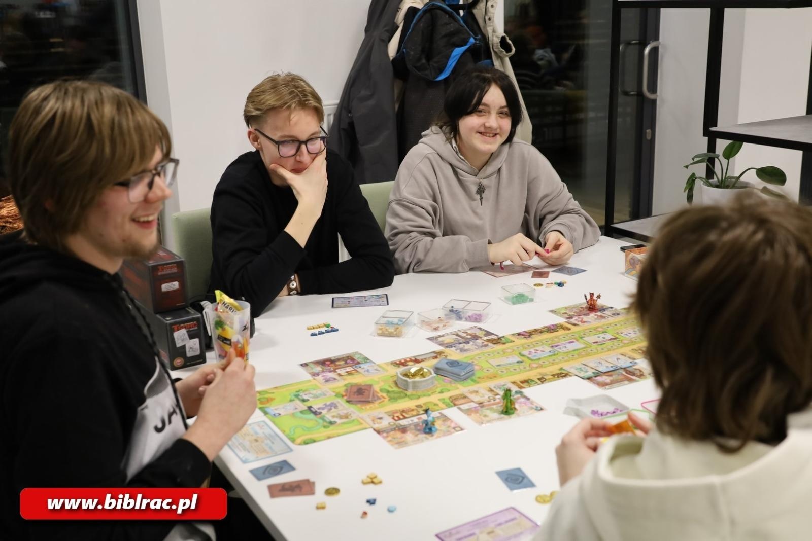 Zdjęcie w galerii na portalu naszraciborz.pl: Nie spać, grać! Noc z Grami bez prądu na Stacji Młodych wiadomości z regionu